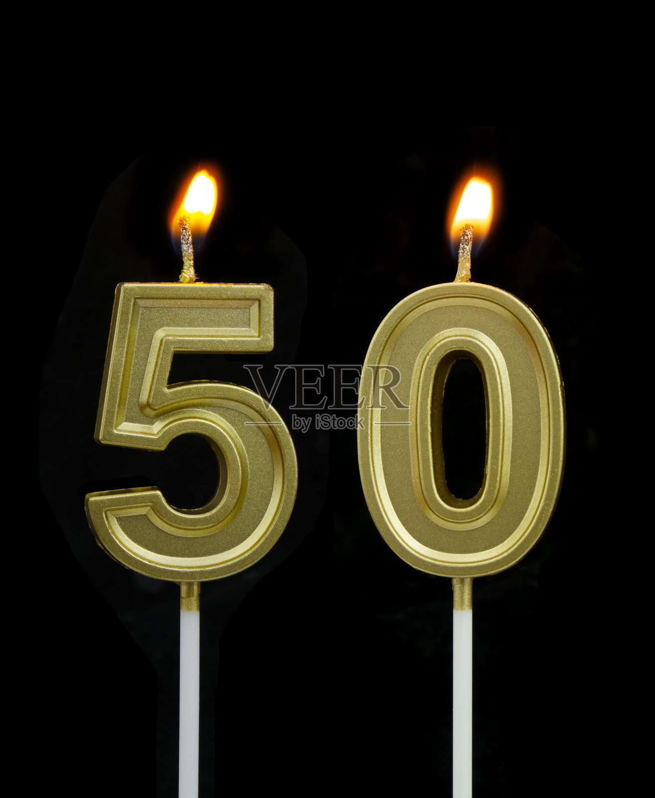黑色背景上的金色生日蜡烛，50号照片摄影图片