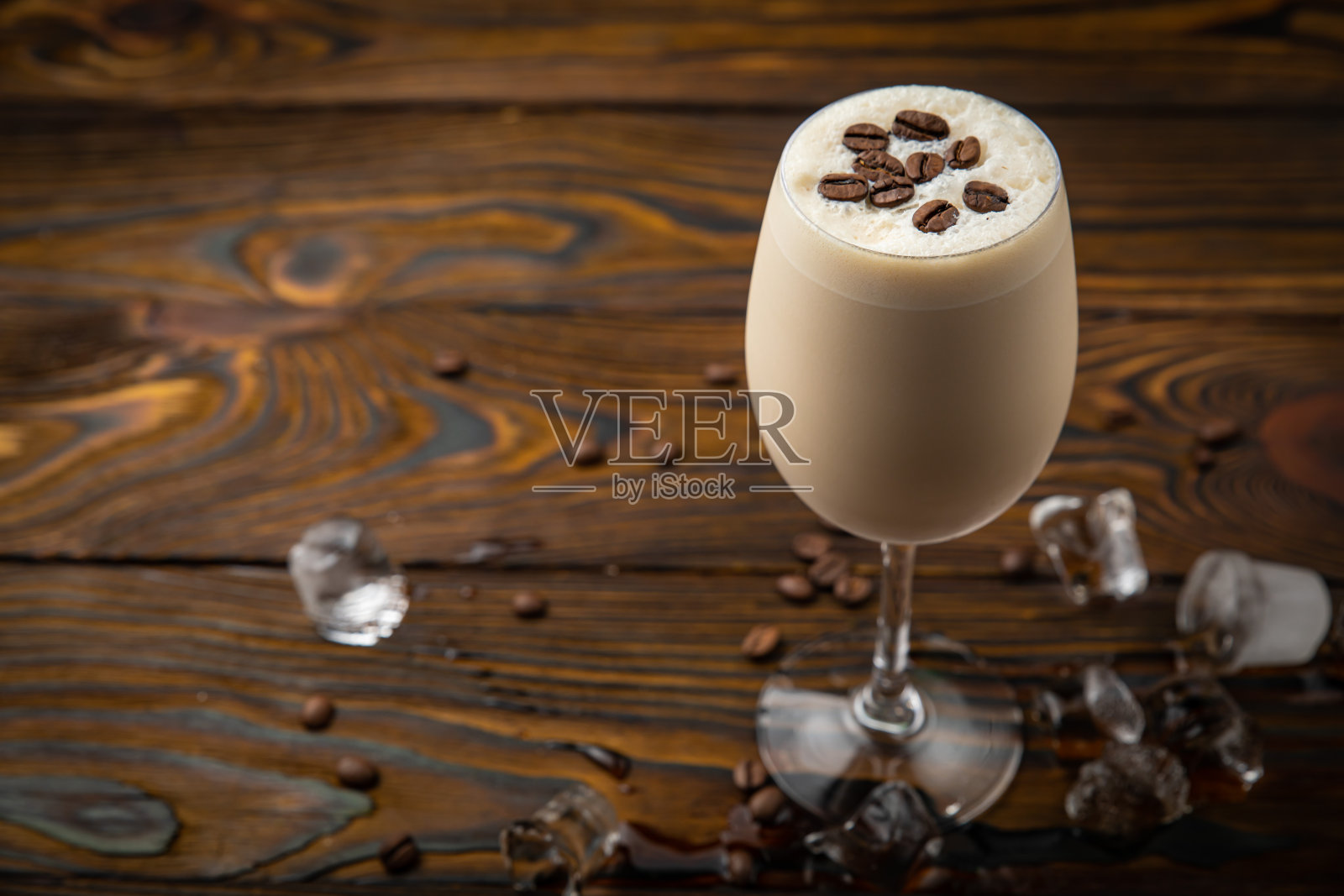 咖啡喝冰镇的。在木桌上。照片摄影图片