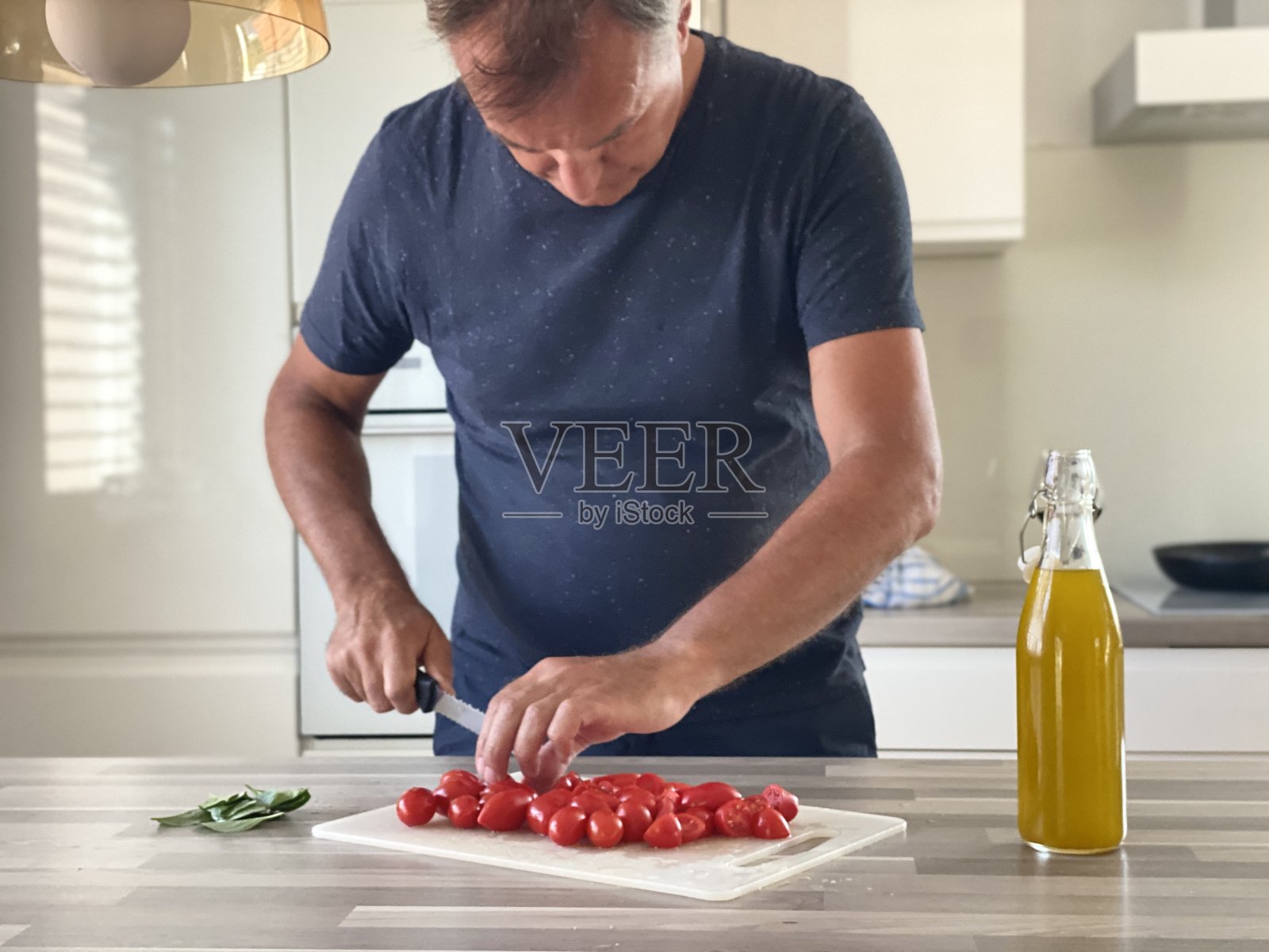成年白种人在自家厨房做饭照片摄影图片