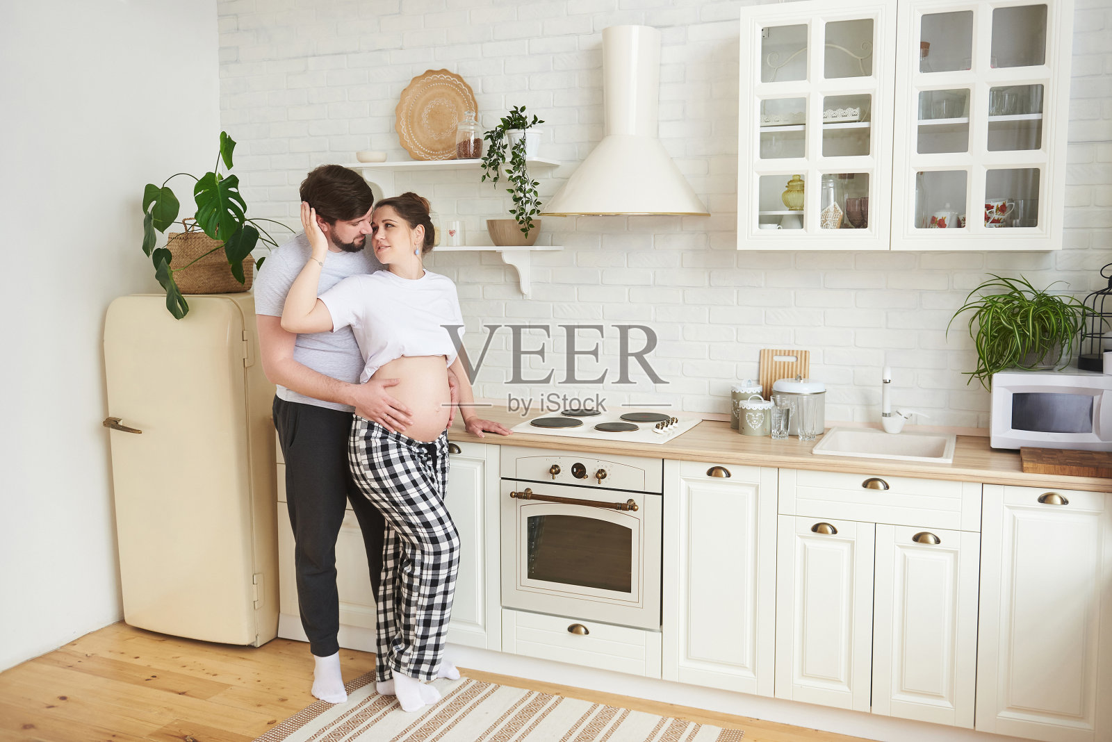 未来的父母站在厨房里照片摄影图片