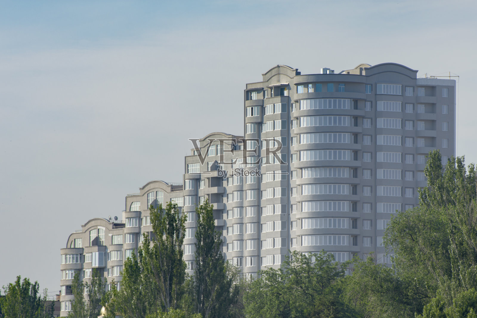 蓝天映衬下的现代建筑。城市建筑。新的住房和商业公寓。副本的空间。照片摄影图片