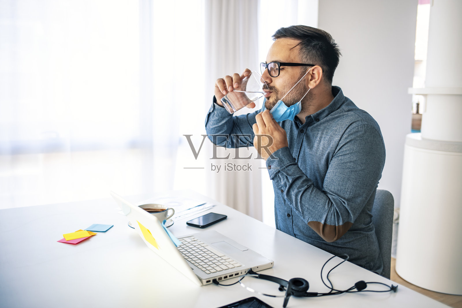 男员工佩戴健康口罩预防冠状病毒感染covid-19照片摄影图片