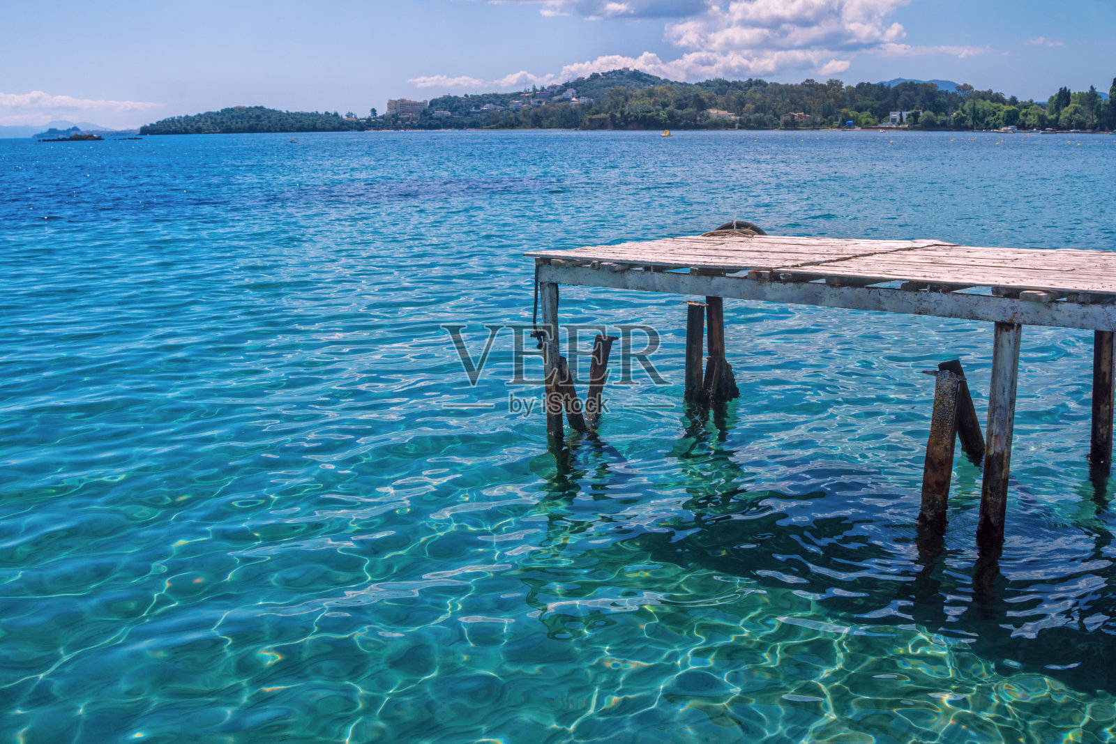 风景优美的海湾，古老的木码头照片摄影图片