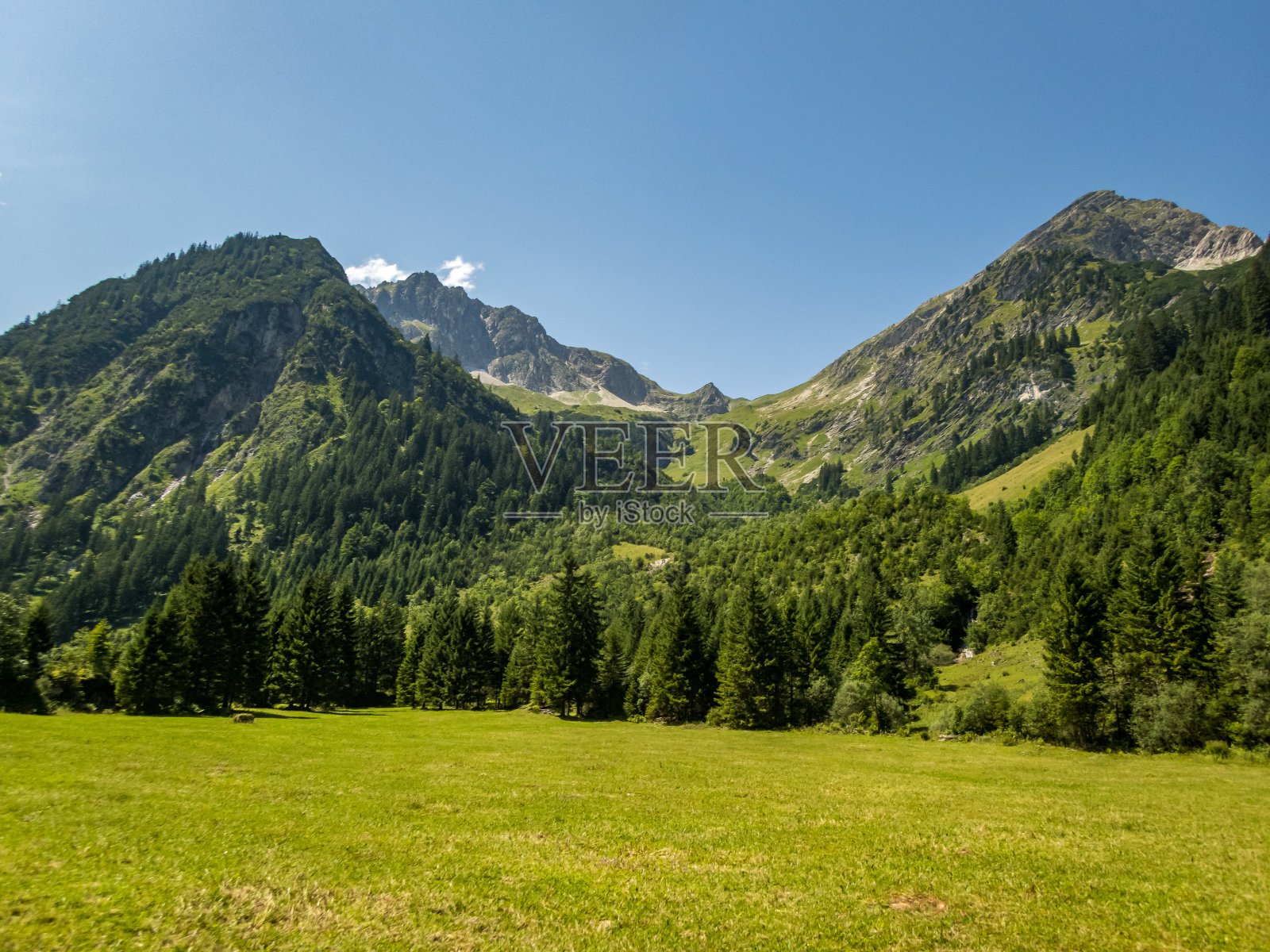 在坦海姆山谷的Vilsalpsee徒步旅行照片摄影图片