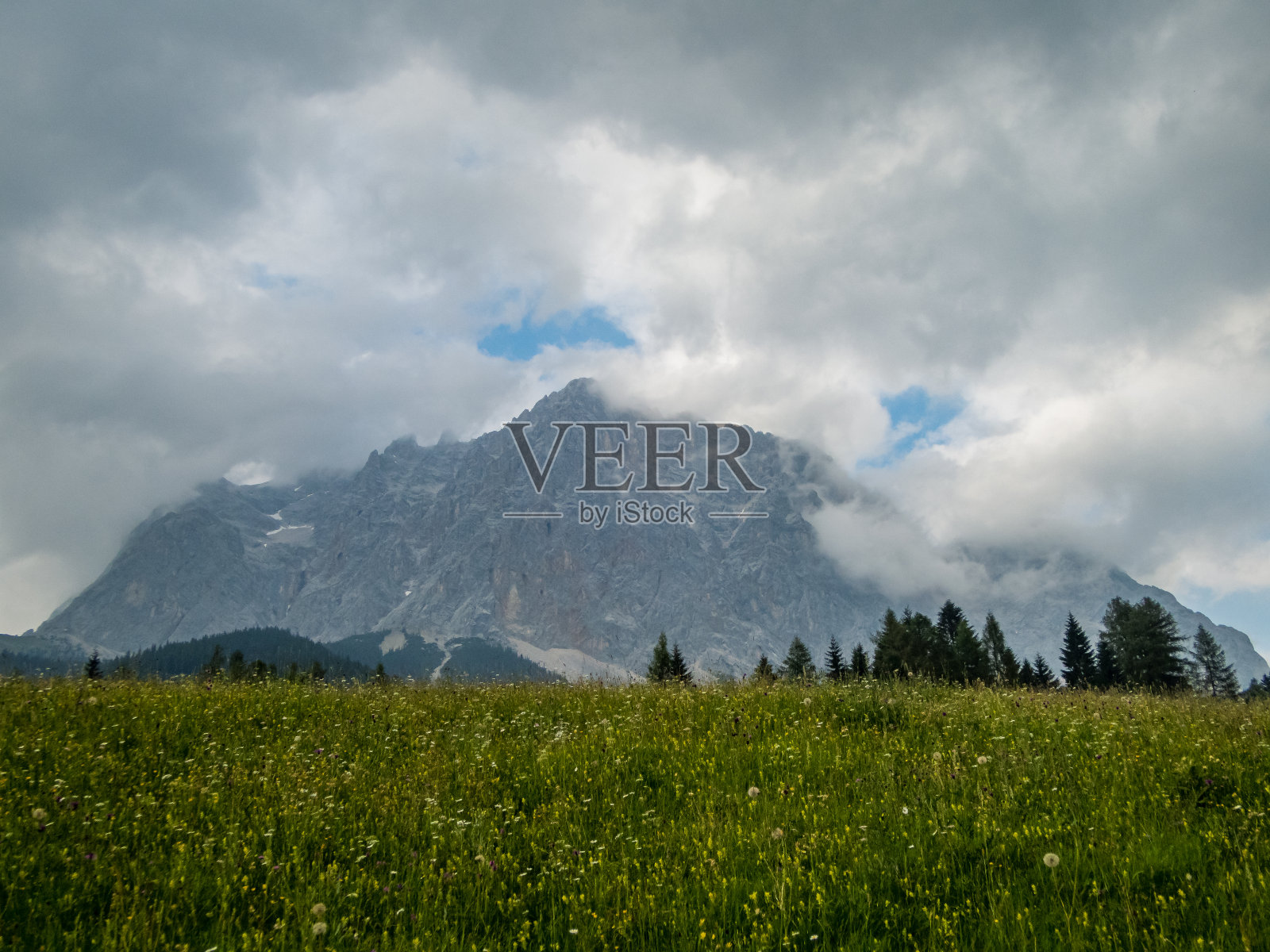 在Ehrwald附近的Tiroler Zugspitz竞技场徒步旅行照片摄影图片