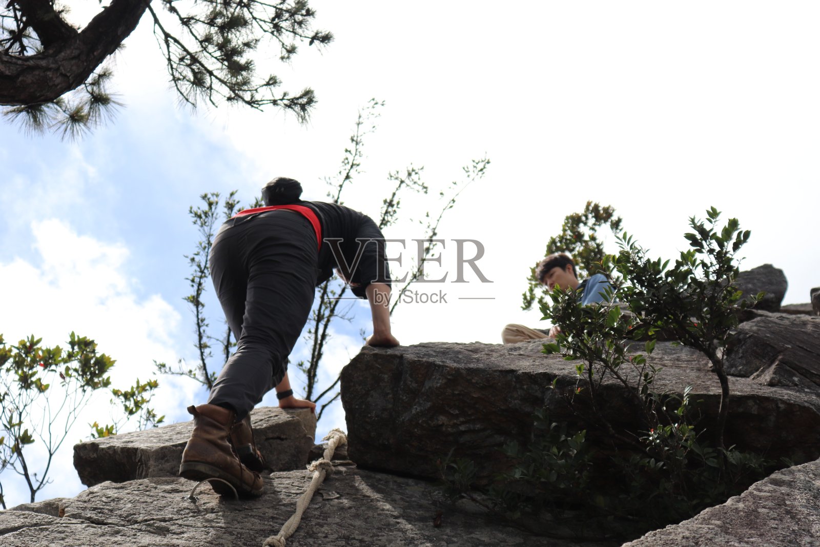 朋友一起远足在美好的日子里。照片摄影图片