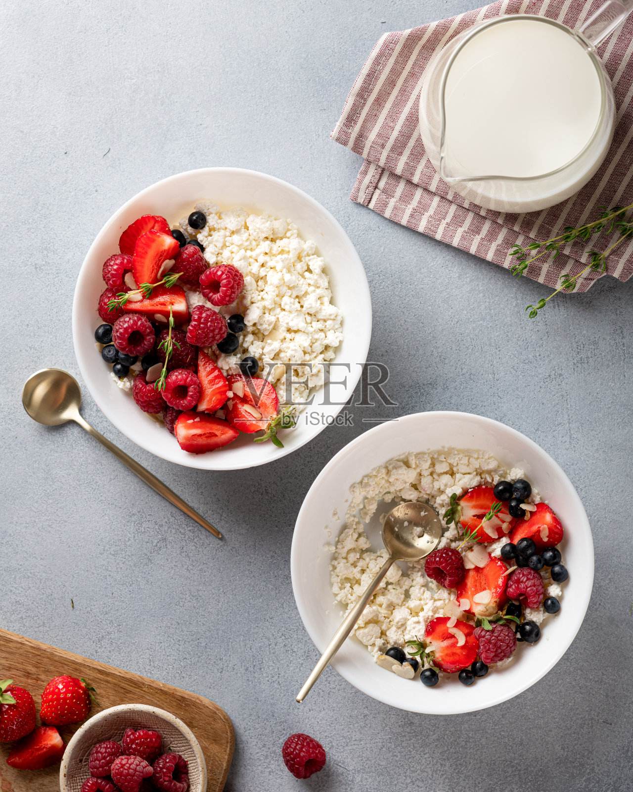 白软干酪碗照片摄影图片