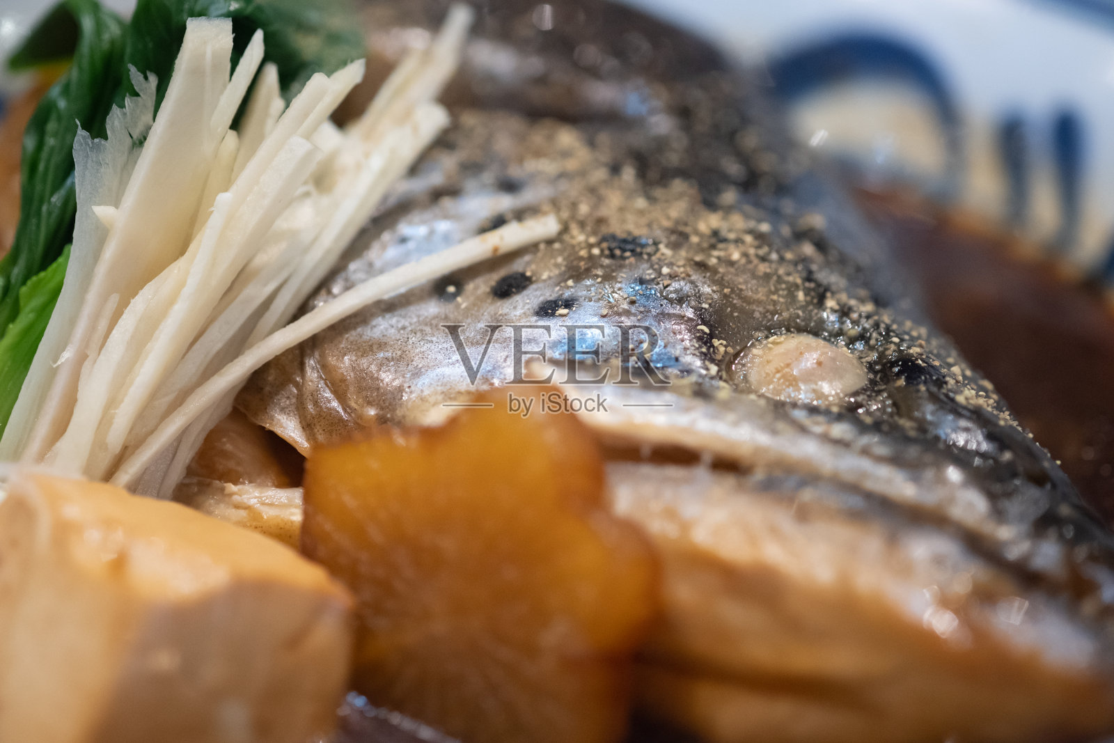 三文鱼头汤酱油。鲑鱼是很多人都喜欢吃的食物。照片摄影图片