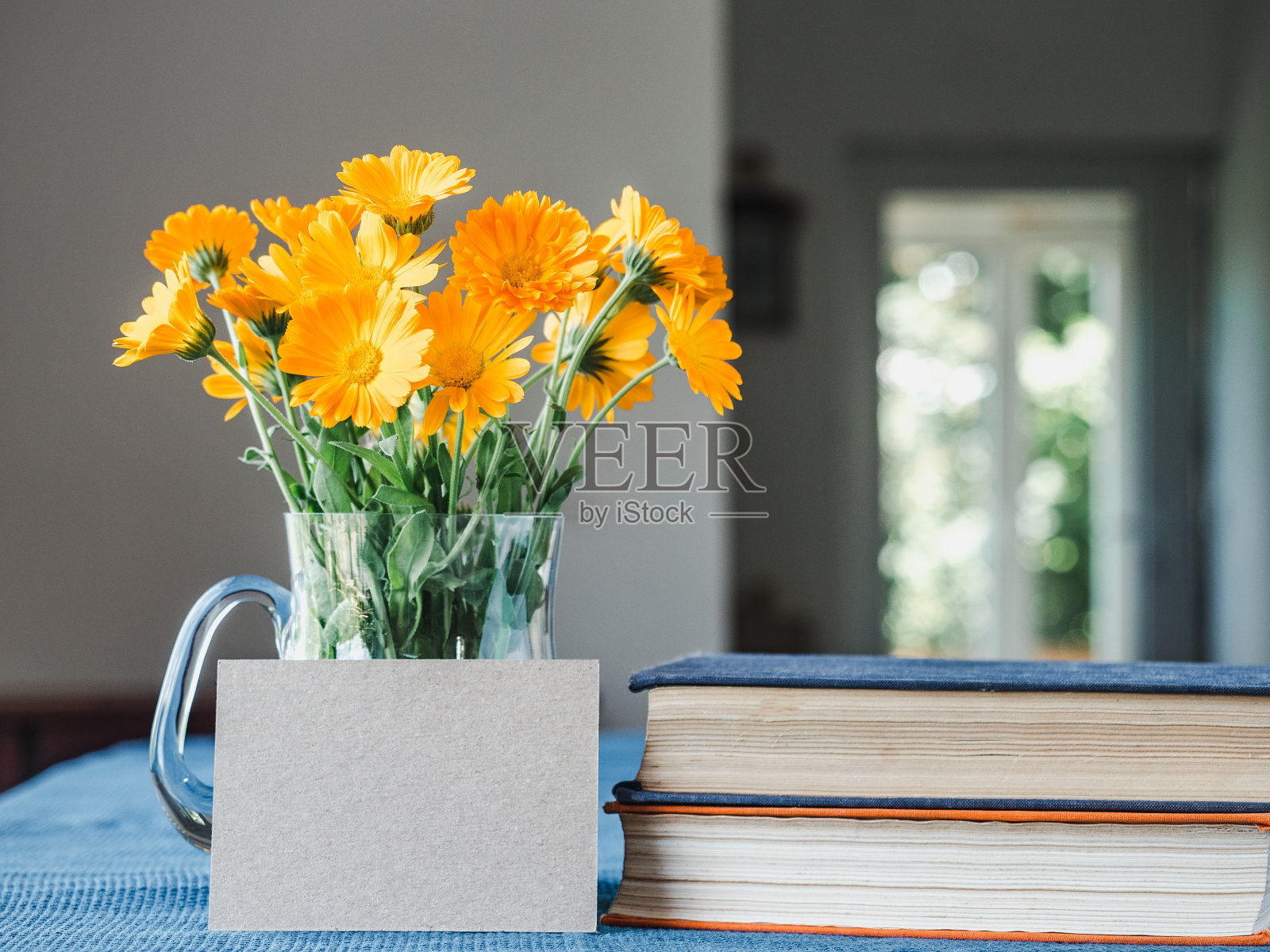 漂亮的花躺在一张木桌上照片摄影图片