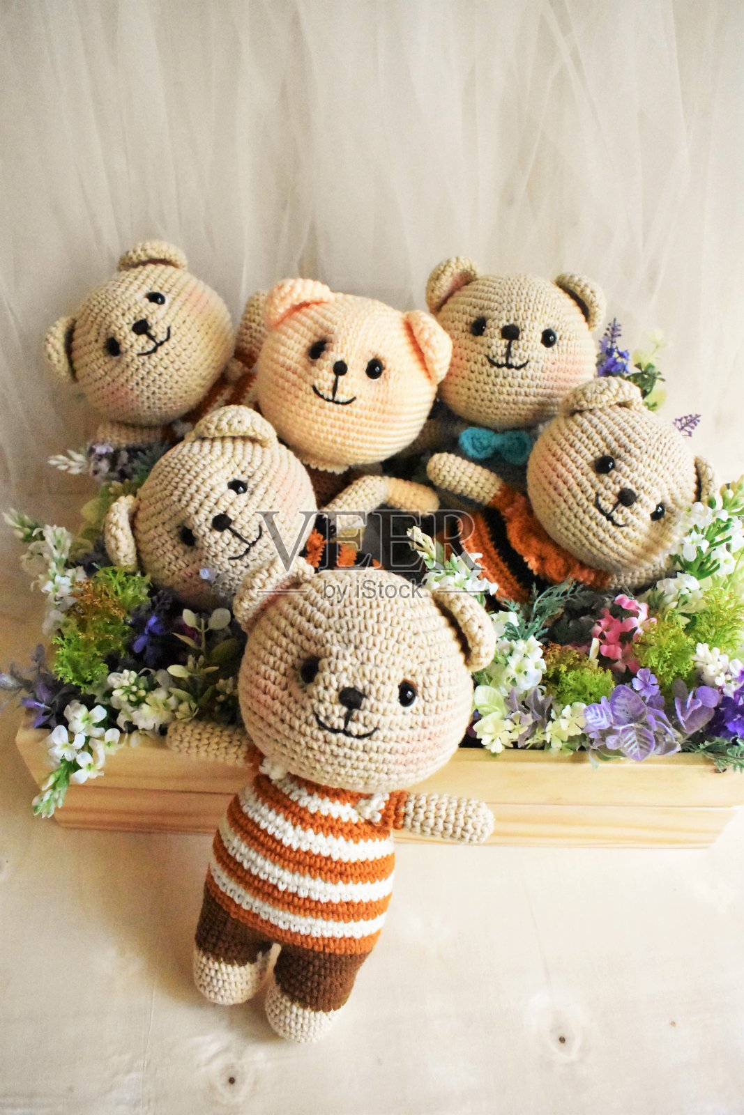 小熊钩针编织复古主题森林主题针织背景家居装饰手工制作动物玩具棕熊可爱钩编照片摄影图片