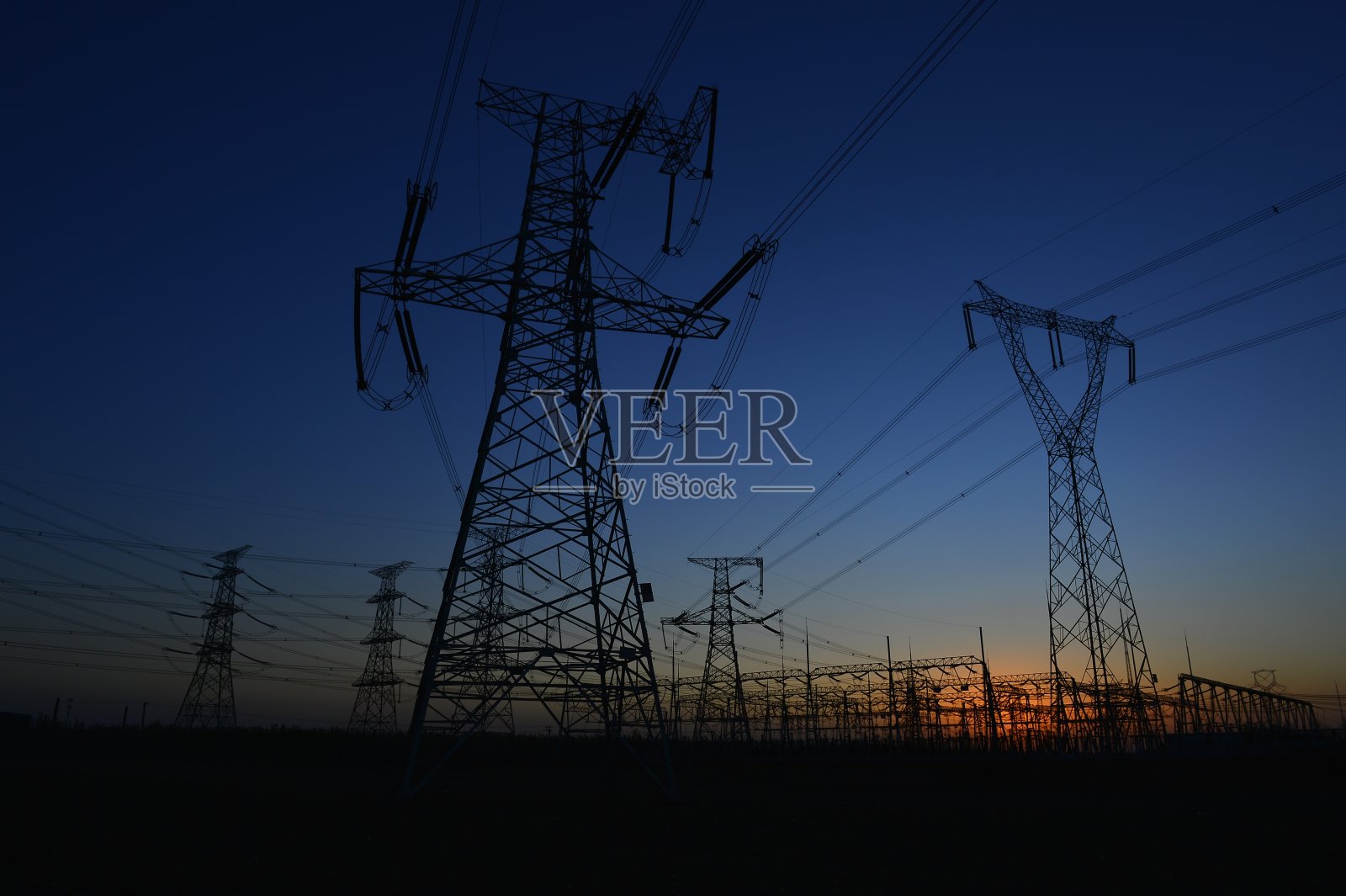 夜间输电塔的剪影照片摄影图片