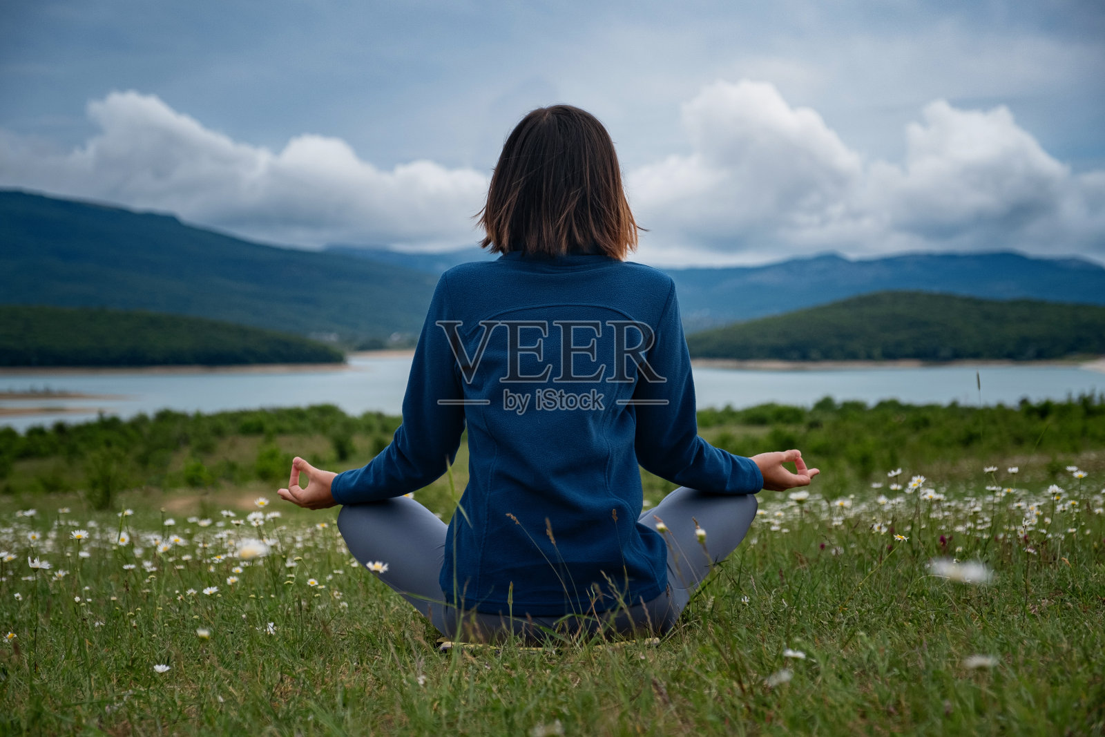 一个年轻女子在野外做瑜伽。照片摄影图片