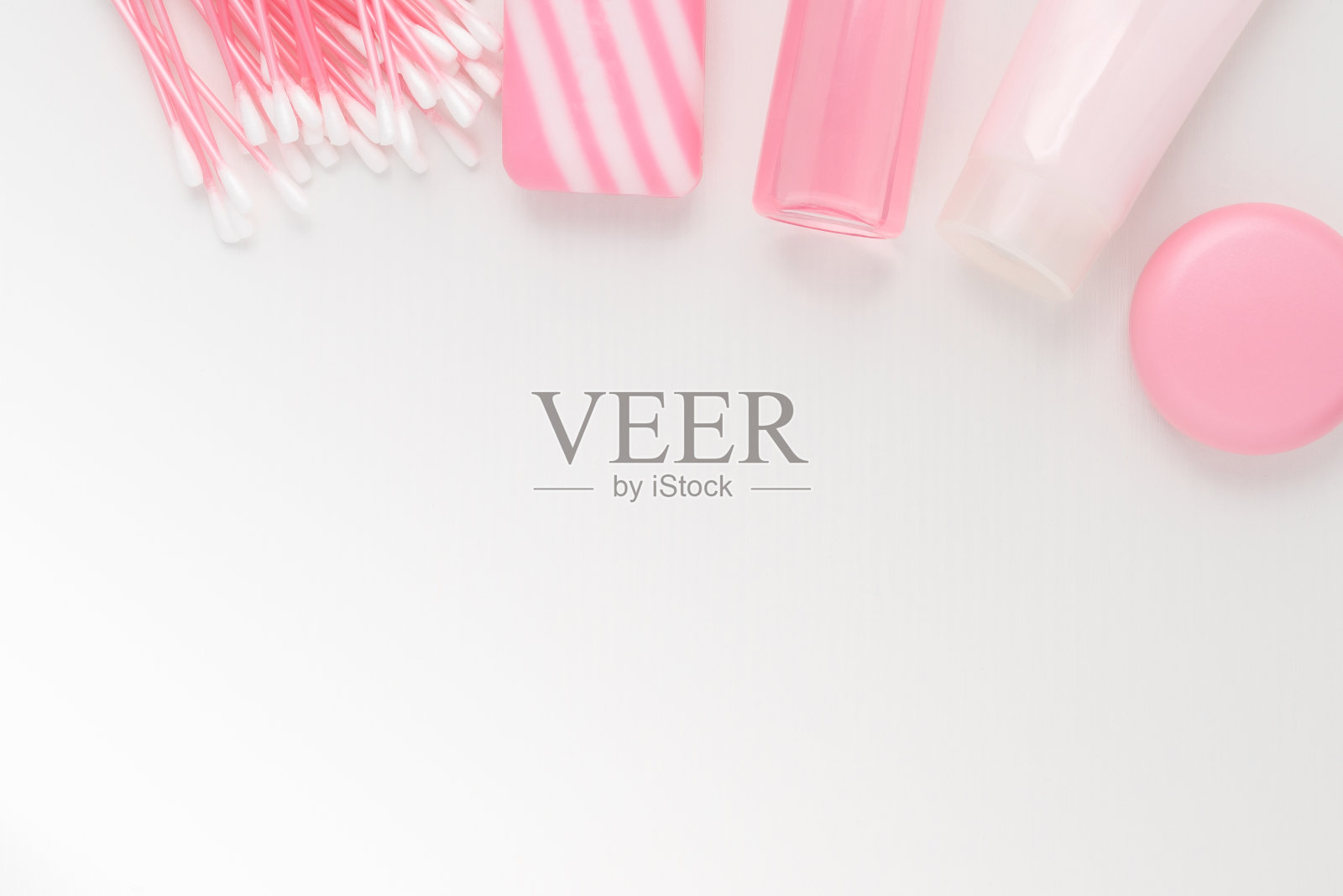 化妆品美容护肤，化妆。洁面泡沫，保湿，滋养痘痘和皱纹，爽肤水，润唇膏，棉签，天然香皂，白色背景与文案照片摄影图片