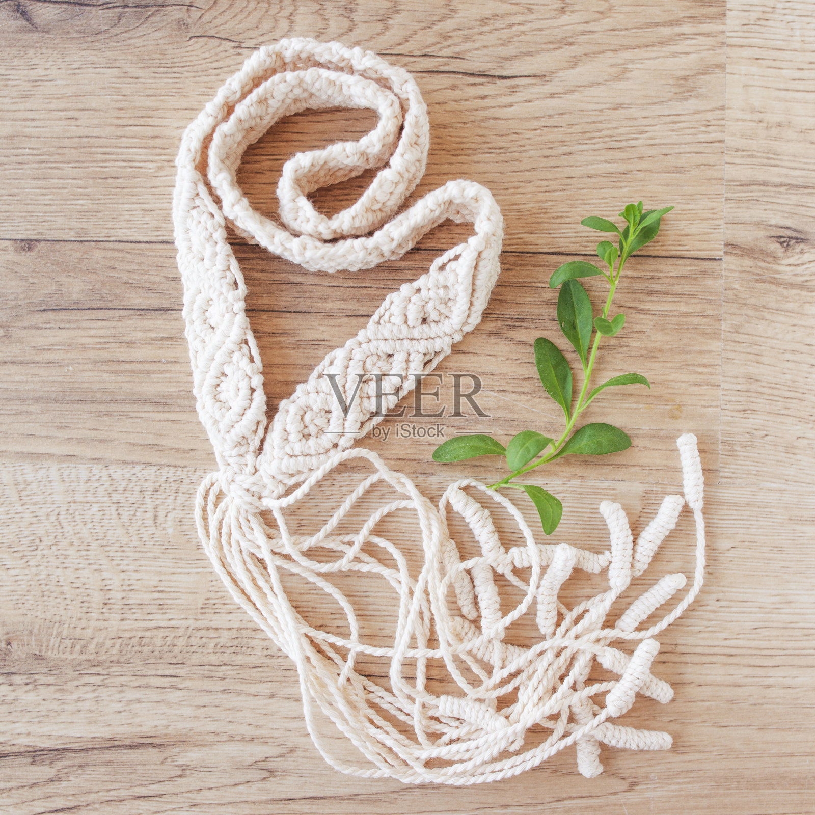 手工流线裙腰带特写细节。自然的棉线。时尚的女装装饰。流苏编织和棉线。女性的爱好。环保现代编织DIY自然装饰理念。照片摄影图片