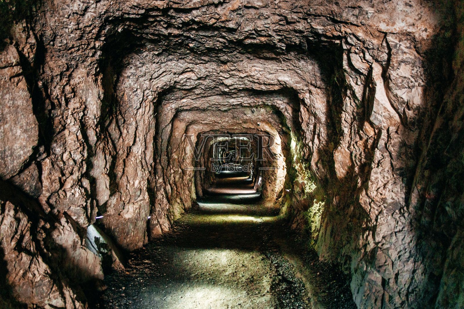 阿尔卑斯山的隧道照片摄影图片