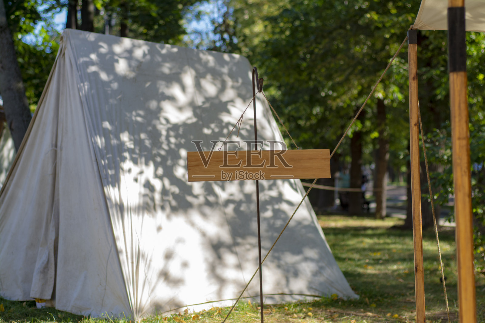 空的木制标志上的信息的背景帐篷照片摄影图片