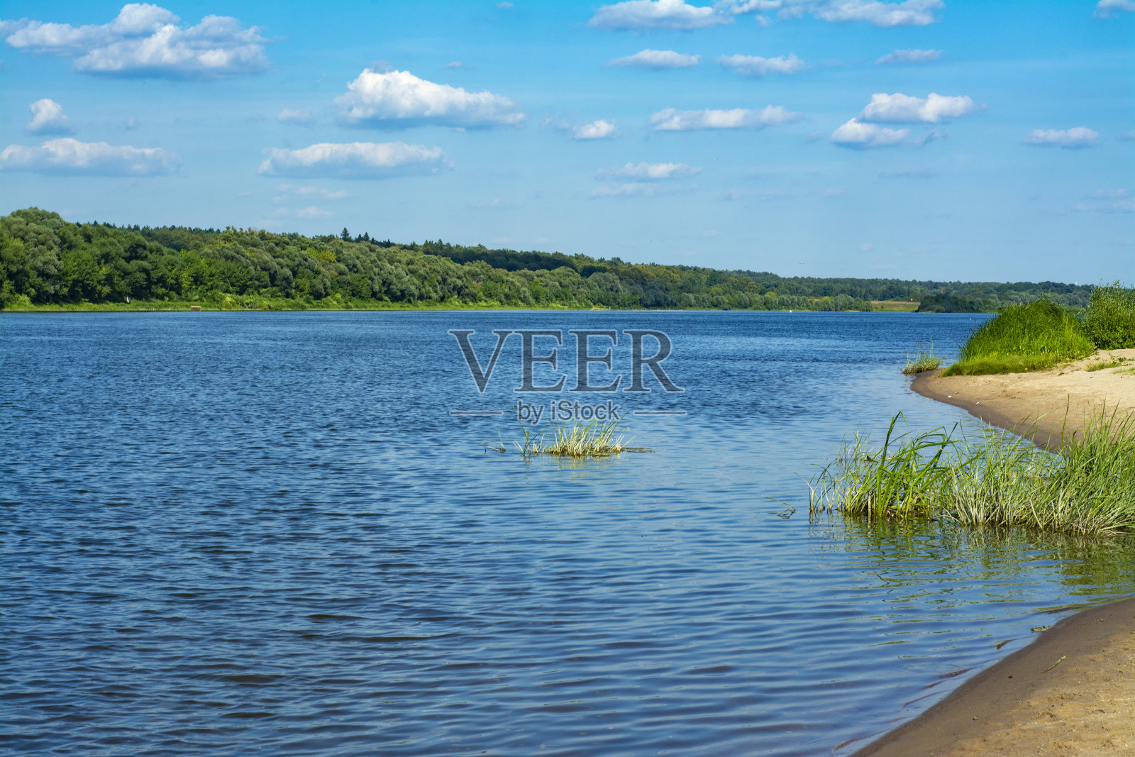这条河在农村地区的夏季弯曲处照片摄影图片