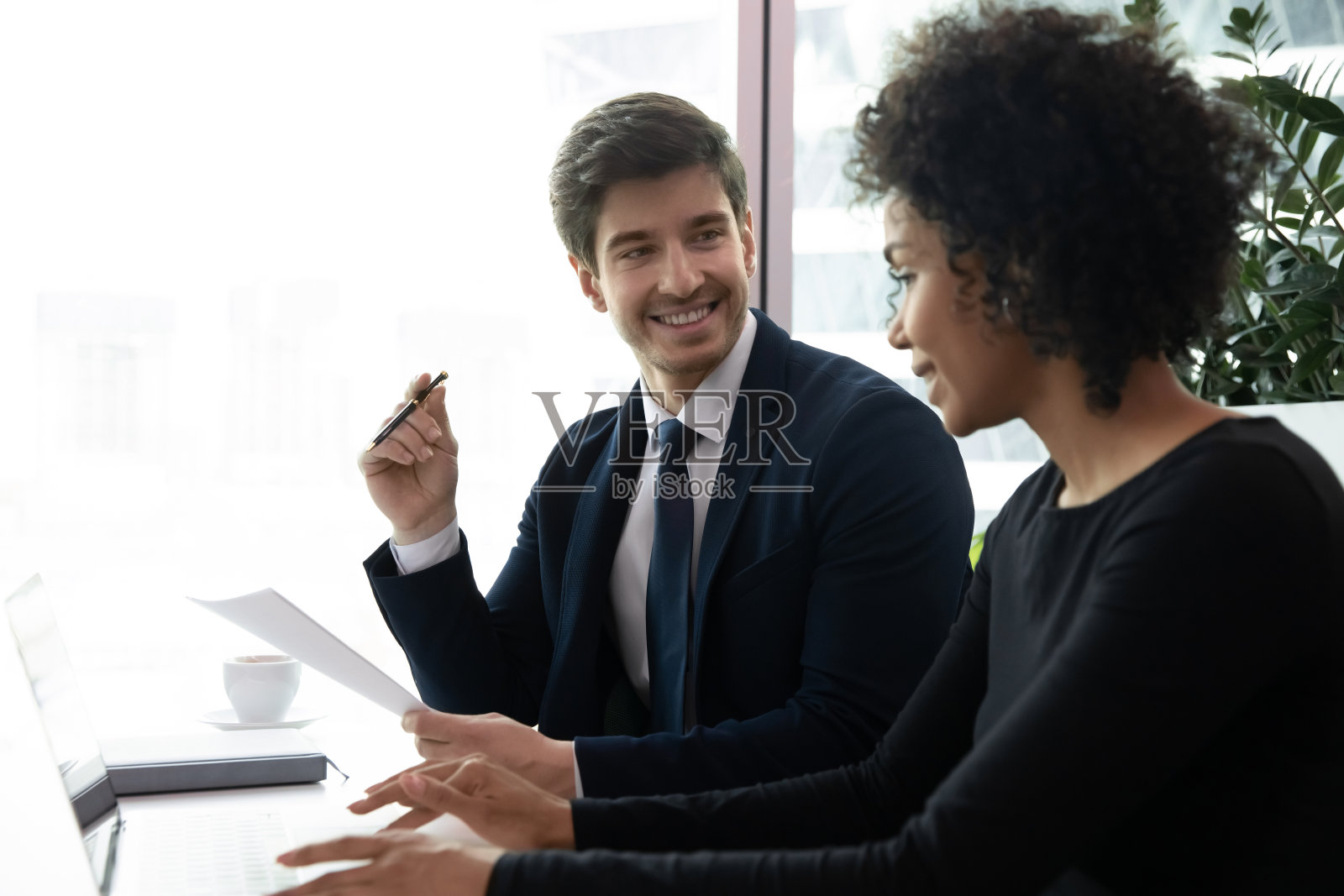 非洲裔美国女商人向微笑的老板展示成功的报告照片摄影图片