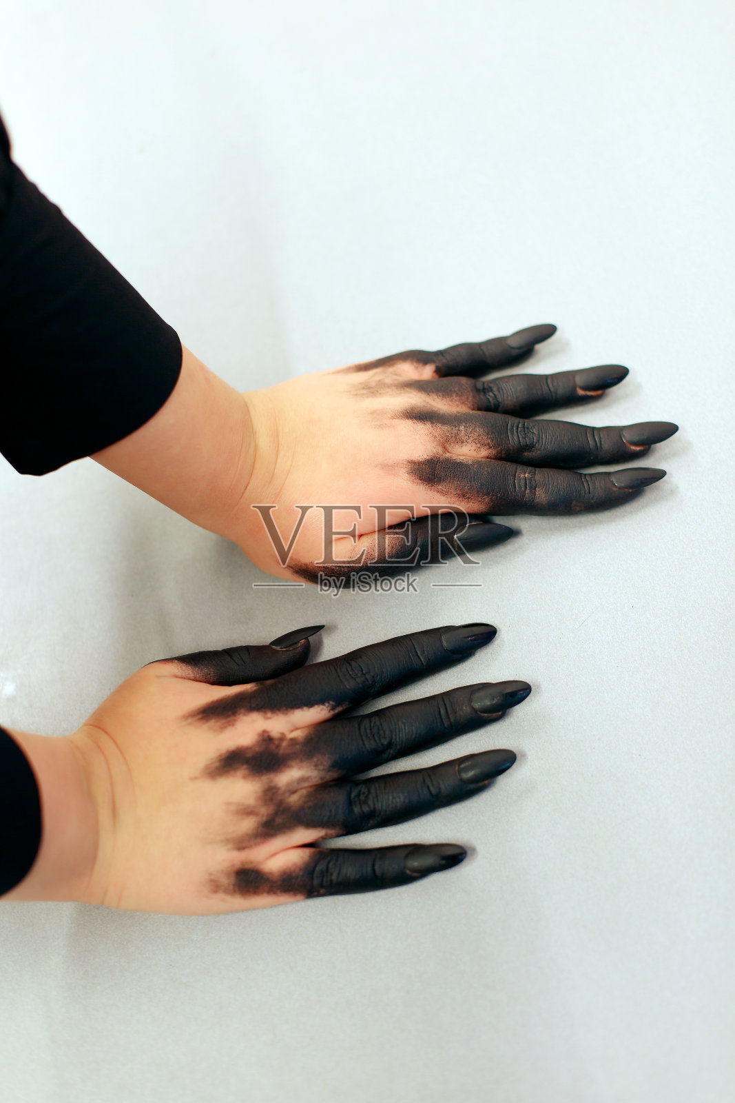 万圣节的吸血鬼。手和可怕的指甲。万圣节钉照片摄影图片