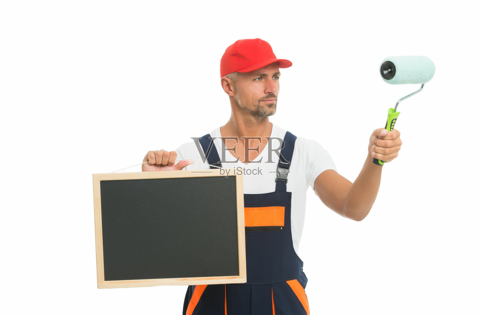 学习新的技能，发展你的职业生涯。装饰人员拿着学校黑板和油漆滚筒。画家培训学校。职业技术学校。欢迎来到绘画学校，临摹空间照片摄影图片