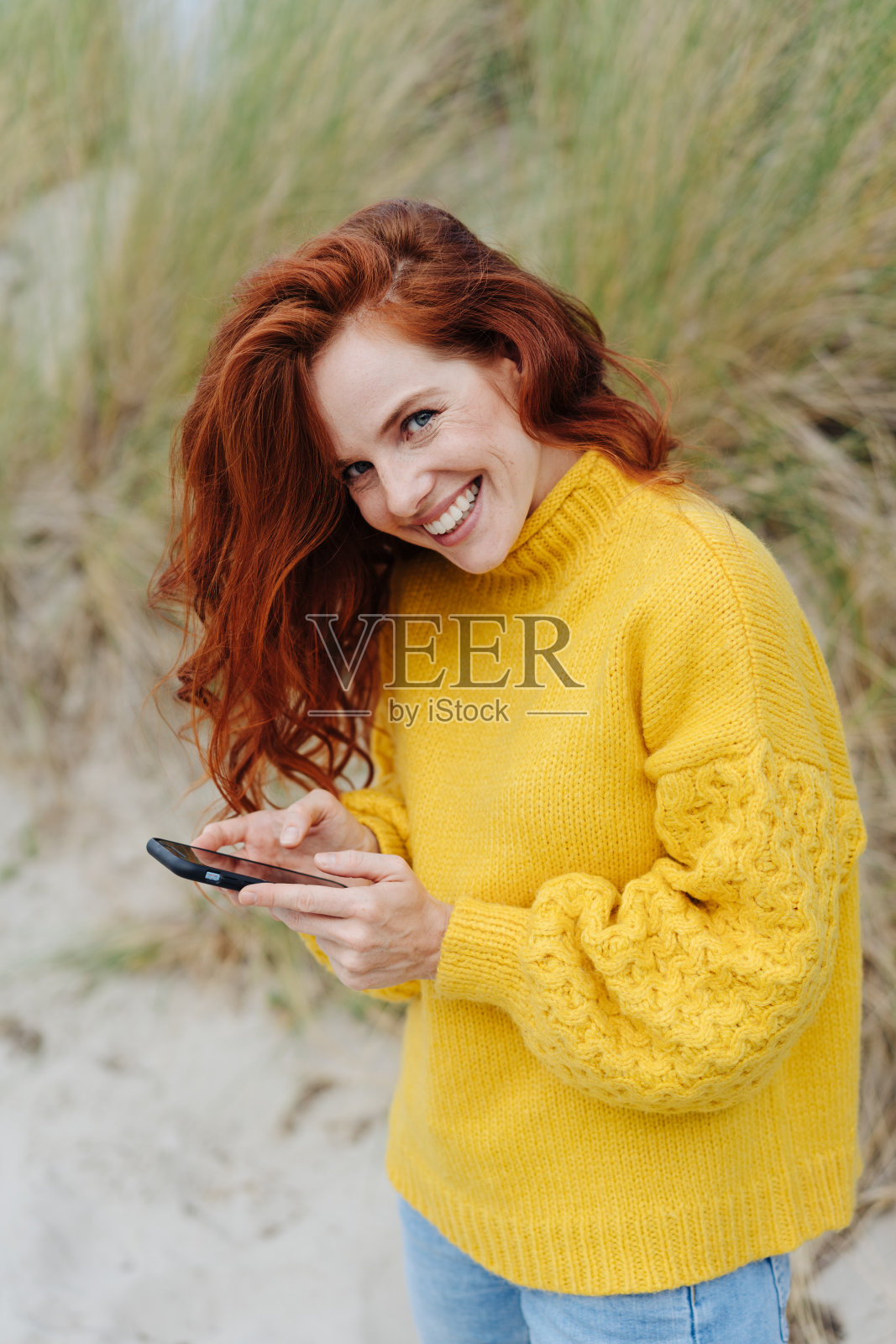 迷人的微笑友好的红发女人照片摄影图片