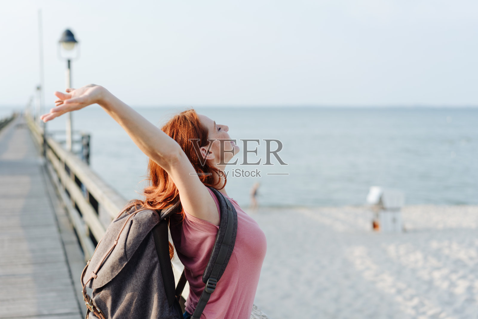 无忧无虑的年轻女子享受在海滩上的一天照片摄影图片