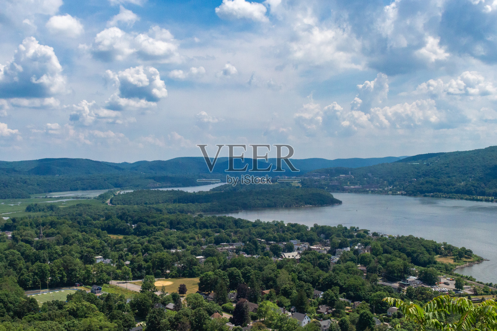 从山间小道看夏天的城镇照片摄影图片