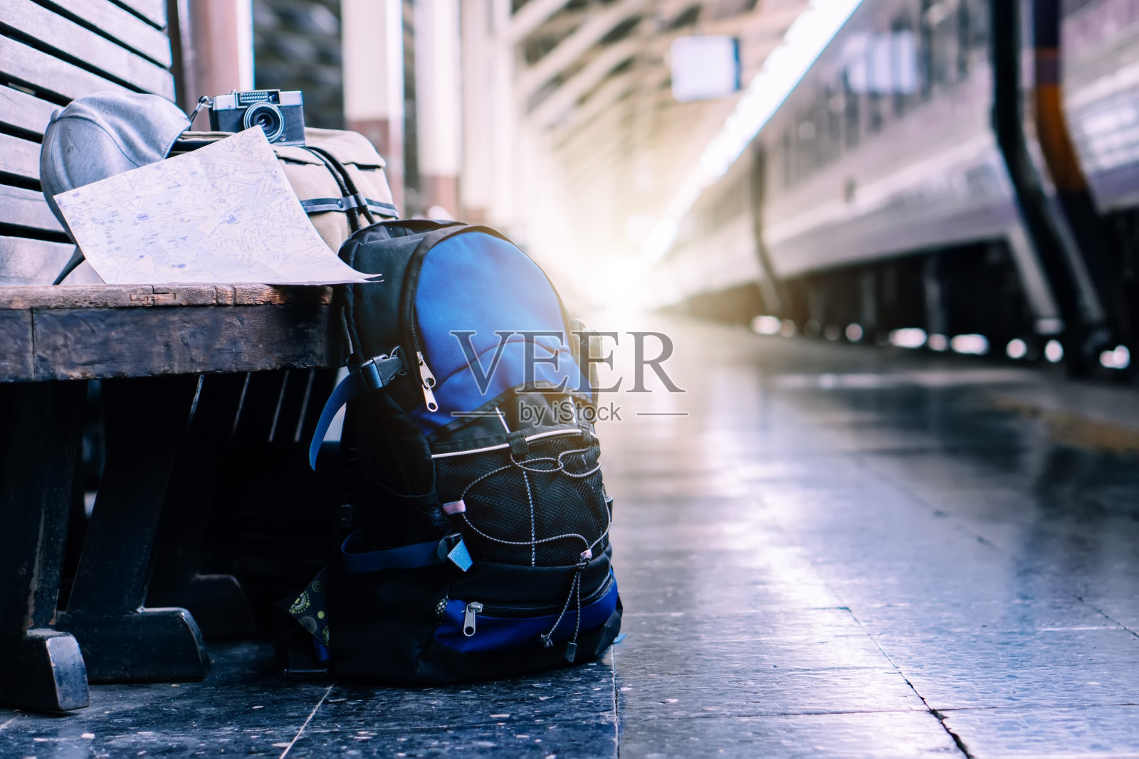 单身女性背包旅行者计划低成本暑假后的冠状病毒。火车站台上的空游客。使用可持续环保的公交列车照片摄影图片
