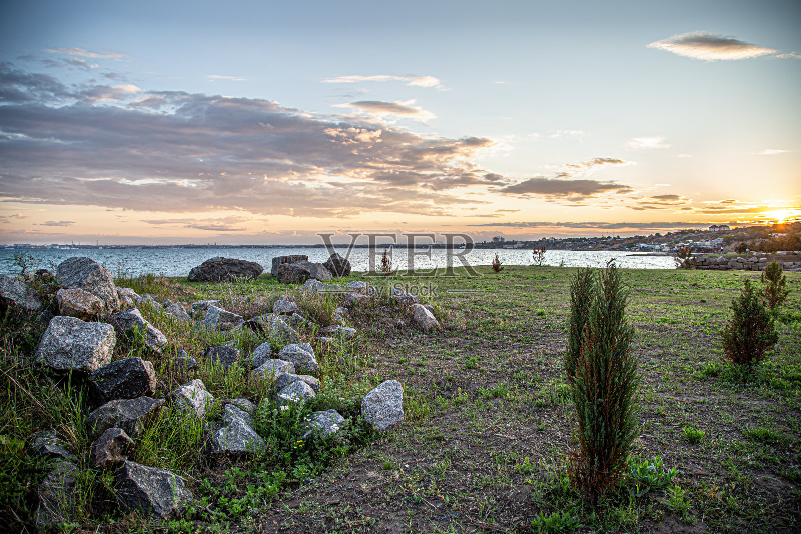 日落时美丽的海景。照片摄影图片