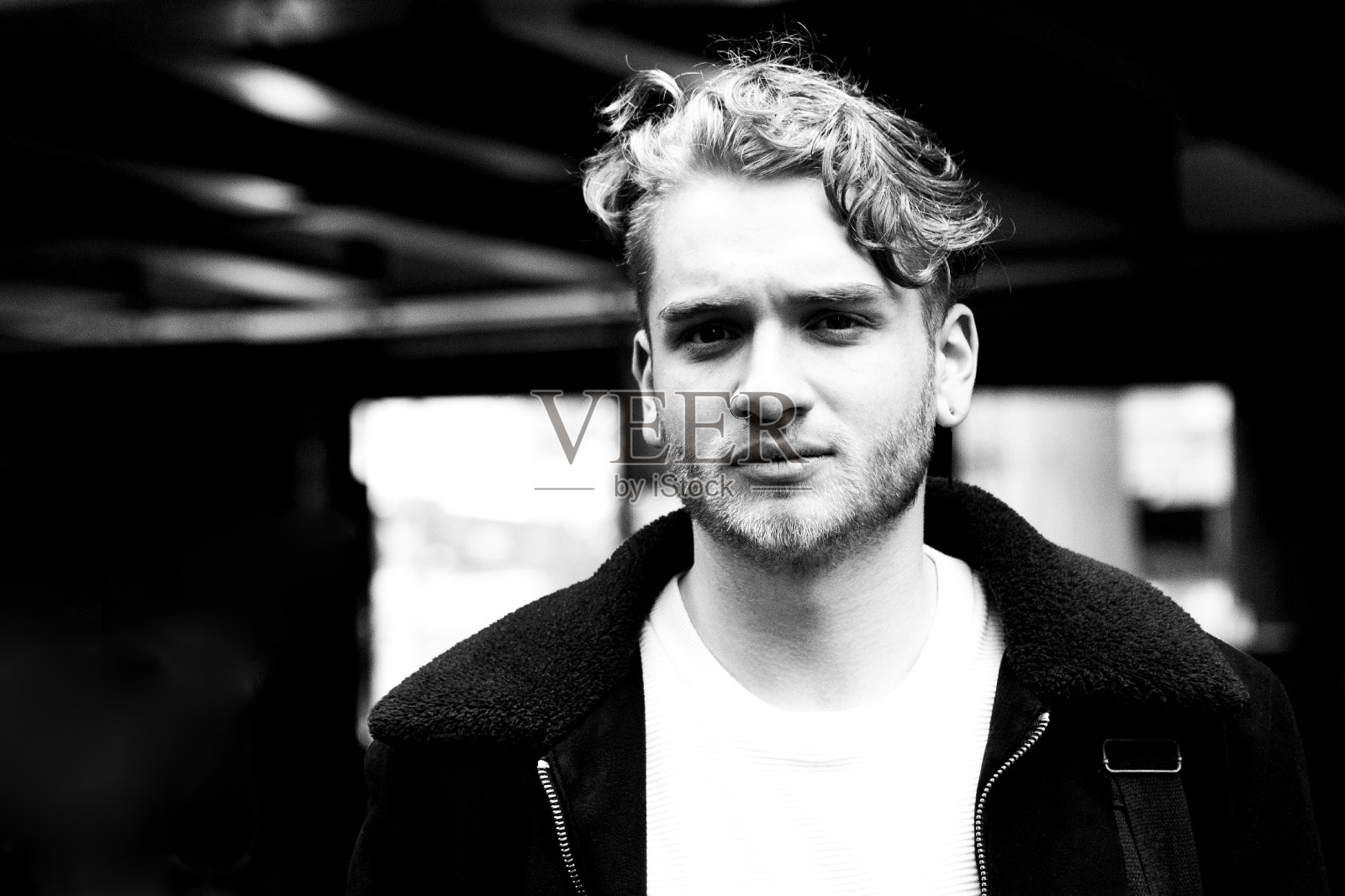 现代年轻人的肖像，黑白，背景与复制空间照片摄影图片