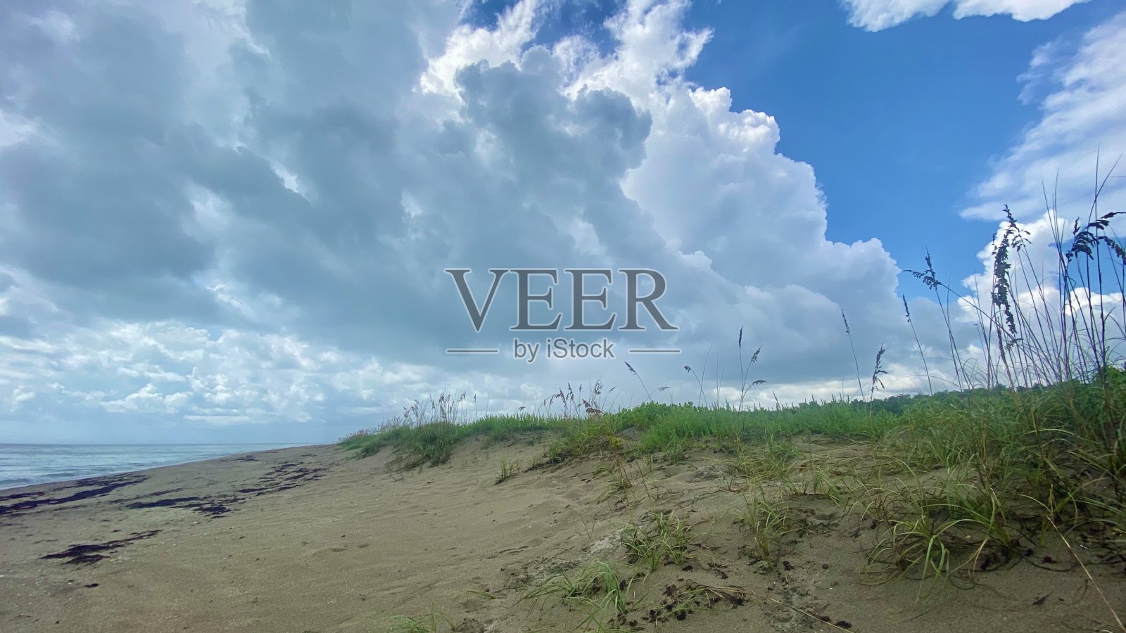 海滩上美丽的云彩照片摄影图片