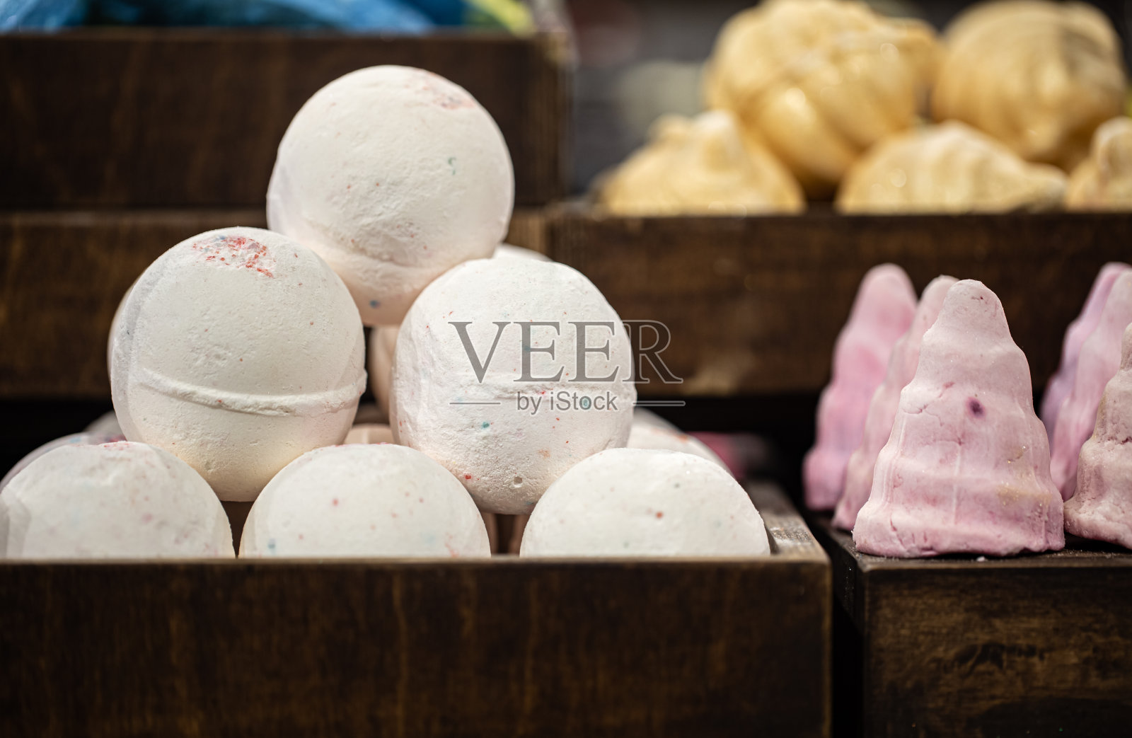 手工化妆品和浴盐炸弹照片摄影图片