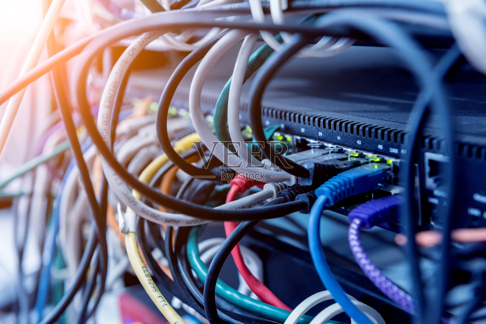 服务器室，有电脑上网。连接交换机的网线。照片摄影图片