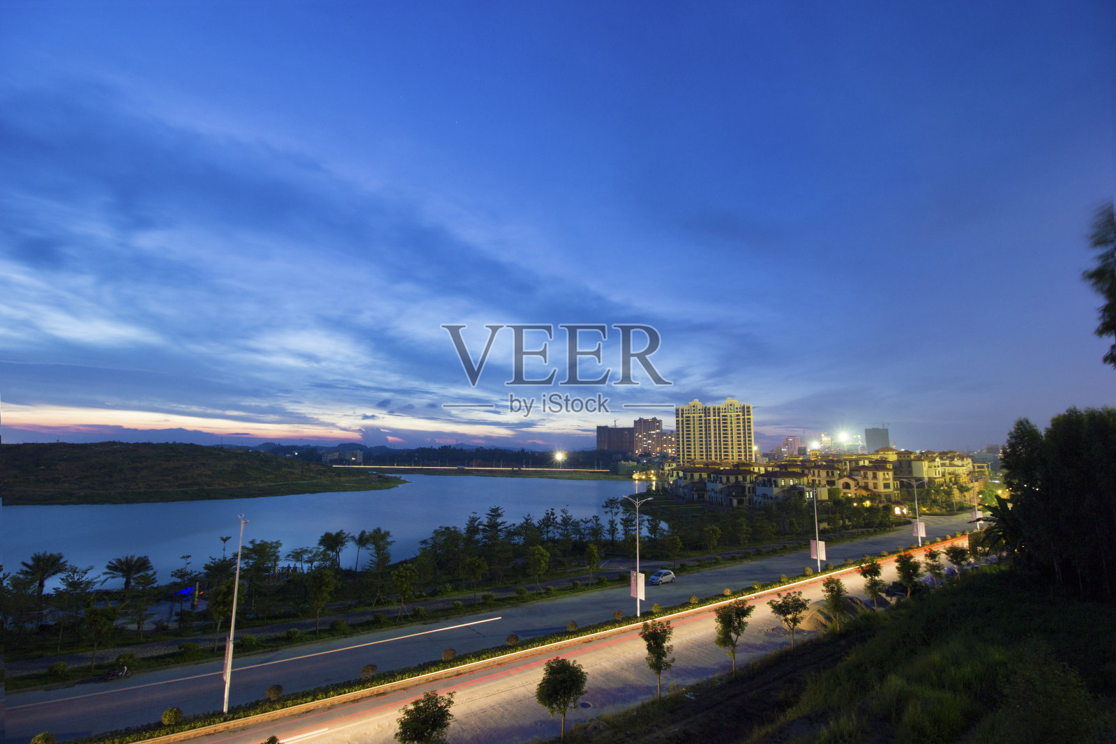 夜间这座城市的交通桥梁。照片摄影图片