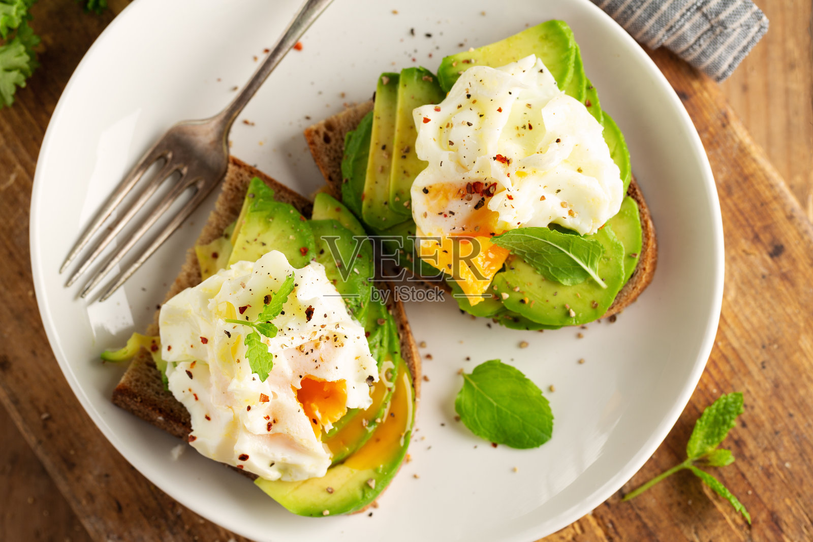 水煮鸡蛋和鳄梨三明治照片摄影图片