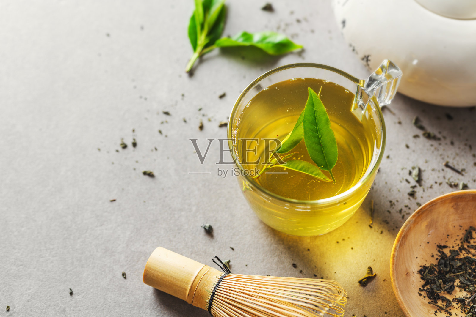 用杯子泡的绿茶，桌上放着茶叶照片摄影图片