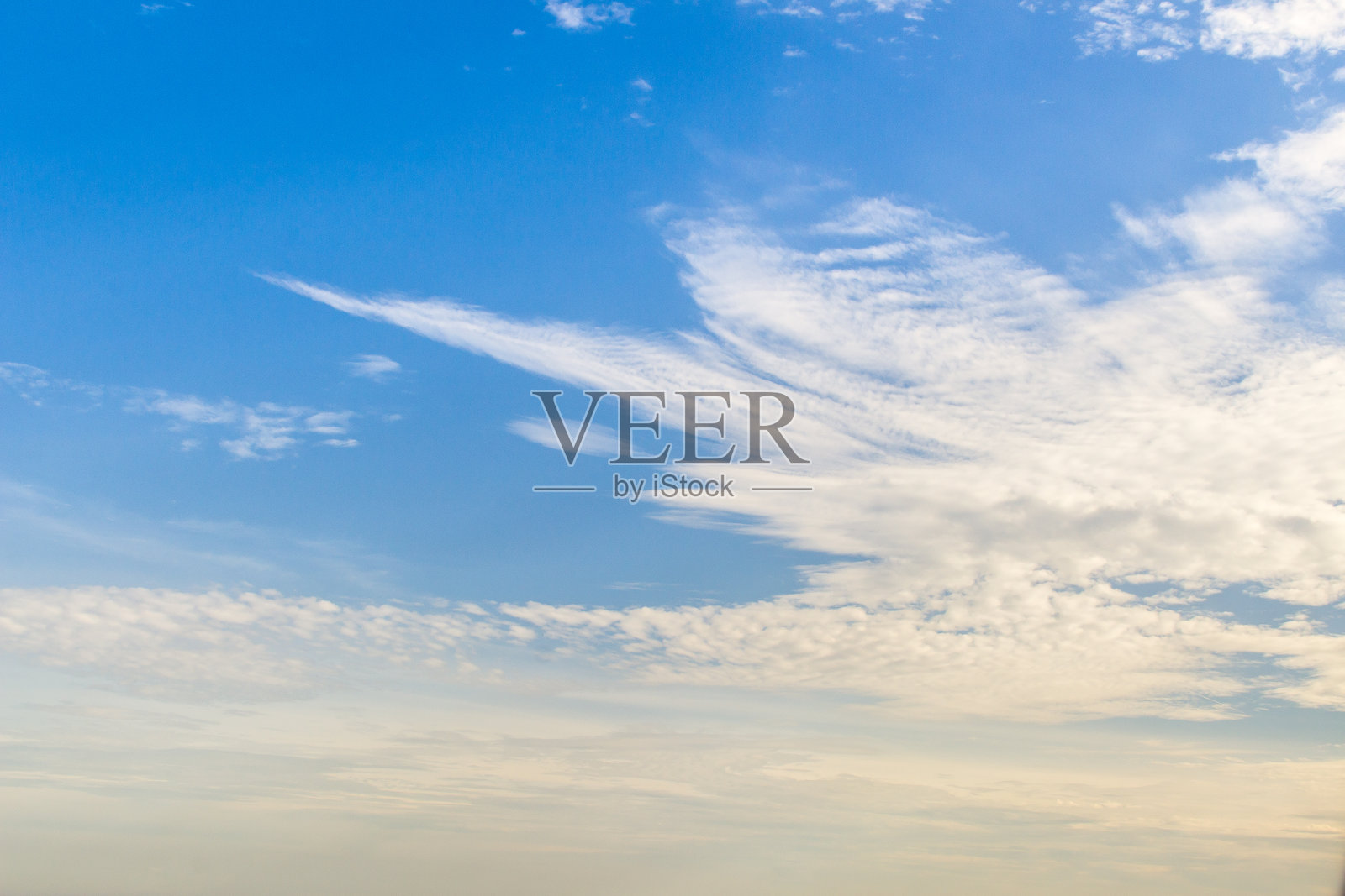 美丽的云景和蓝天鸟瞰图，从天空和云的自然景观。从飞机窗口看到的白云和蓝天就像天堂一样。天空的阳光照在云上照片摄影图片