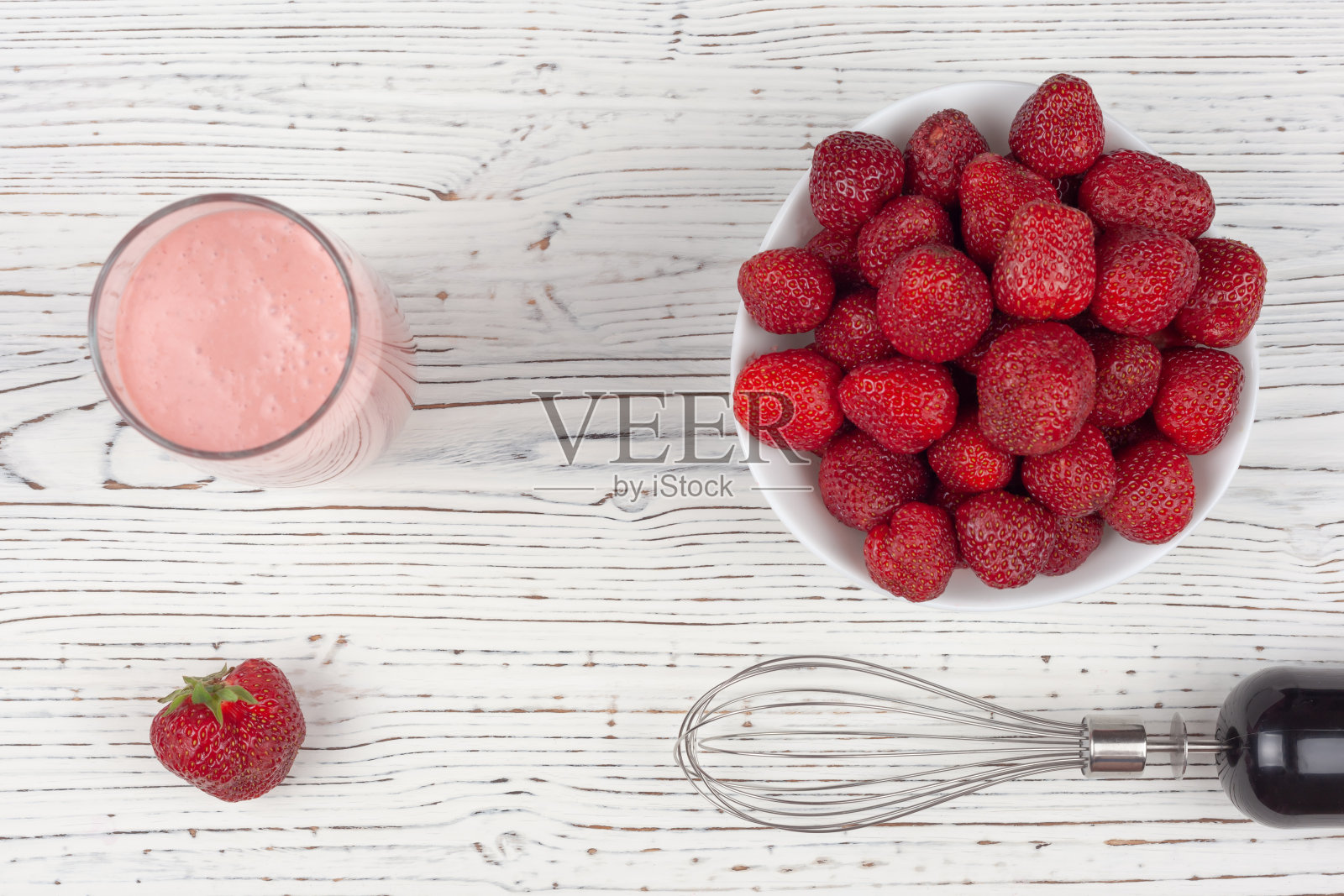 草莓鸡尾酒，搅拌机和盘子与草莓照片摄影图片