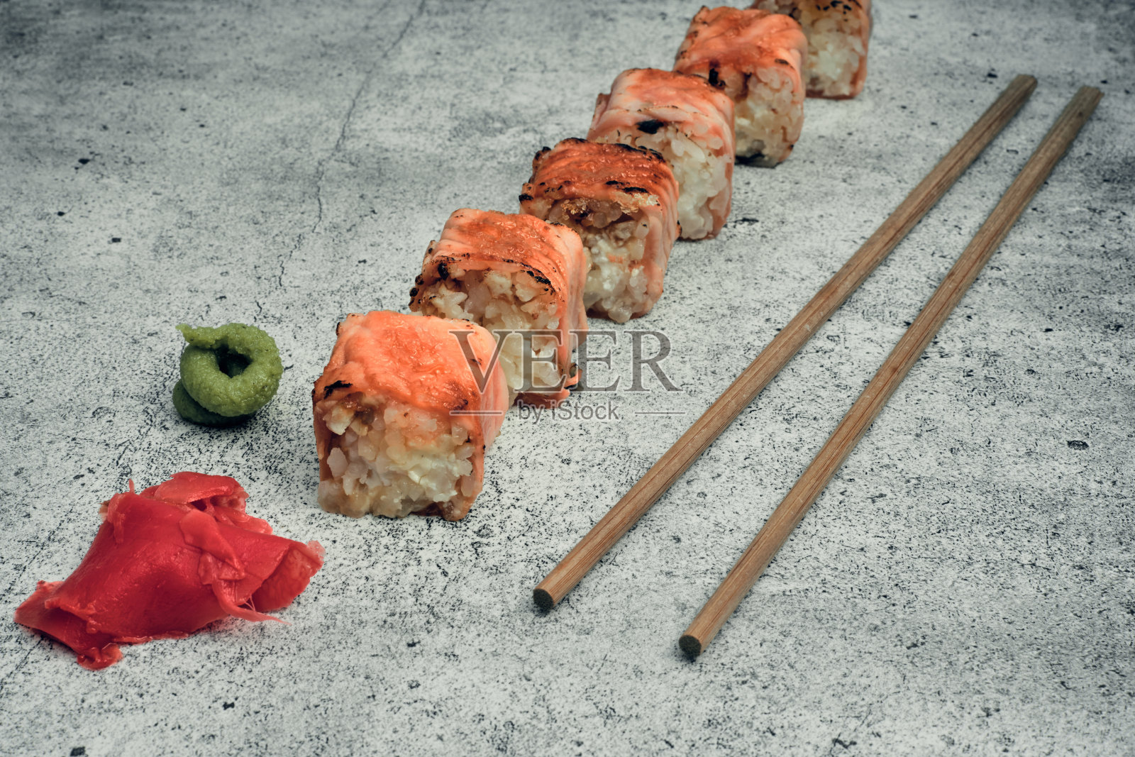 传统的日本食物，寿司和卷。生姜和芥末，中国棍子。米饭和海鲜食品。近距离照片摄影图片