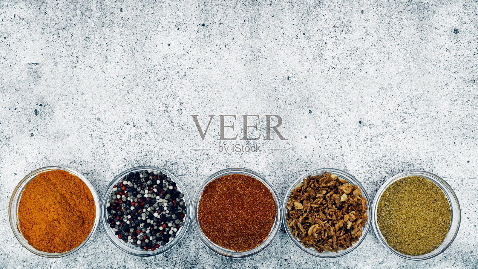 玻璃碟子里的香料和香料。烹饪和厨房。照片摄影图片