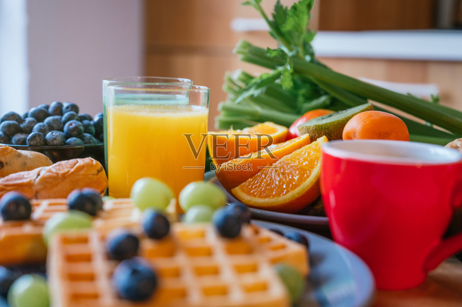 欧式早餐:华夫饼配黑莓、面包、新鲜水果、咖啡、纳那加汁、绿汁和烤漆照片摄影图片