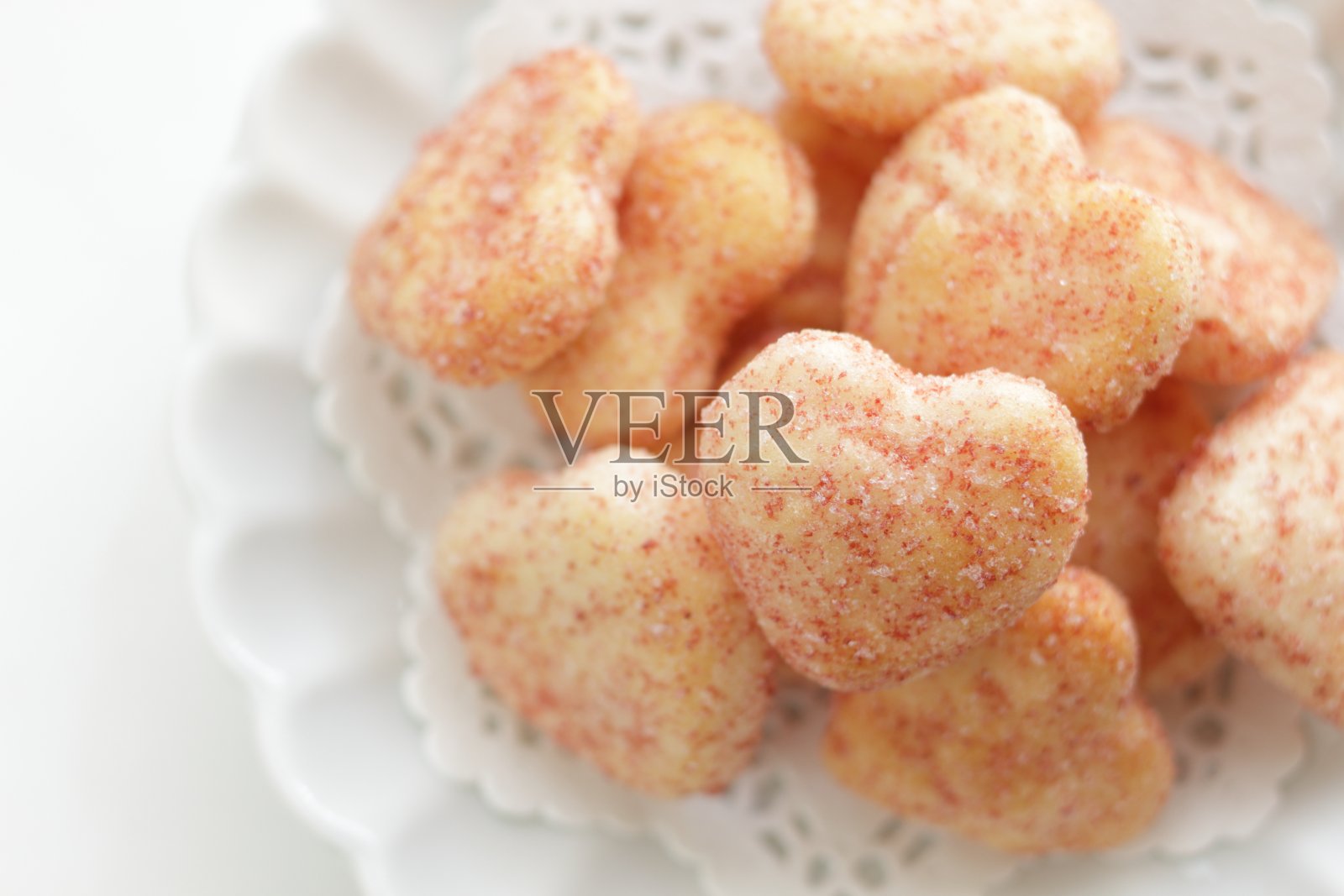 日本小吃，粉红色的心型米饼照片摄影图片