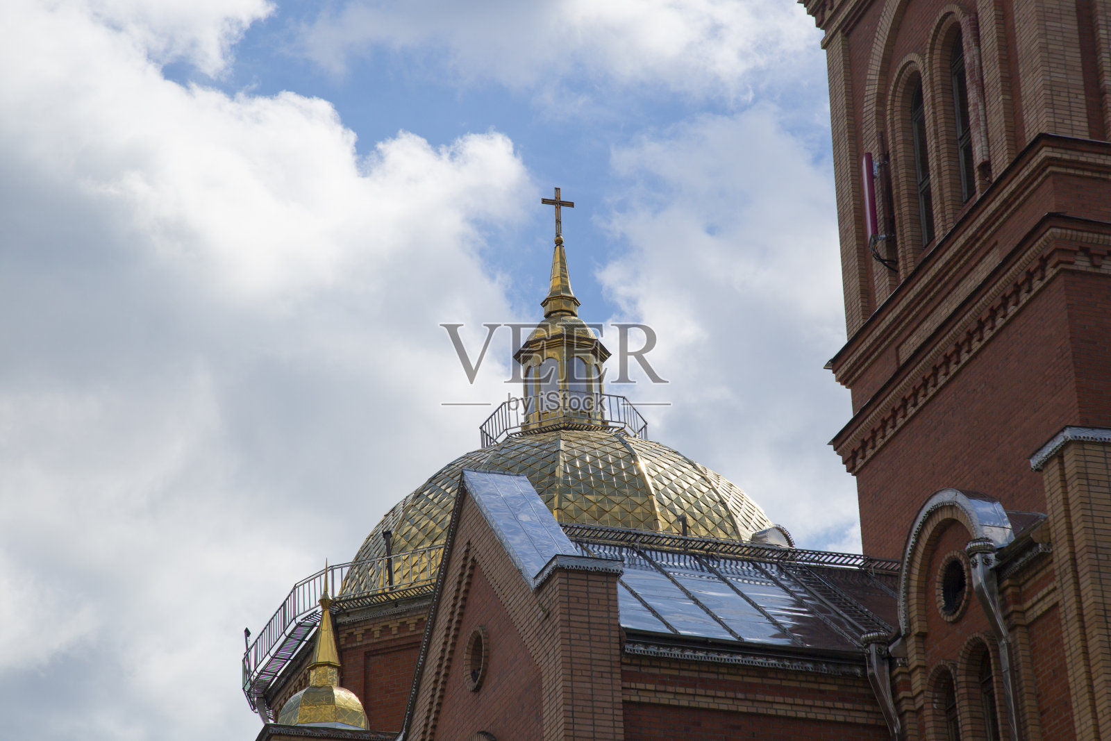 天主教堂的圆顶，屋顶上有个十字架。照片摄影图片