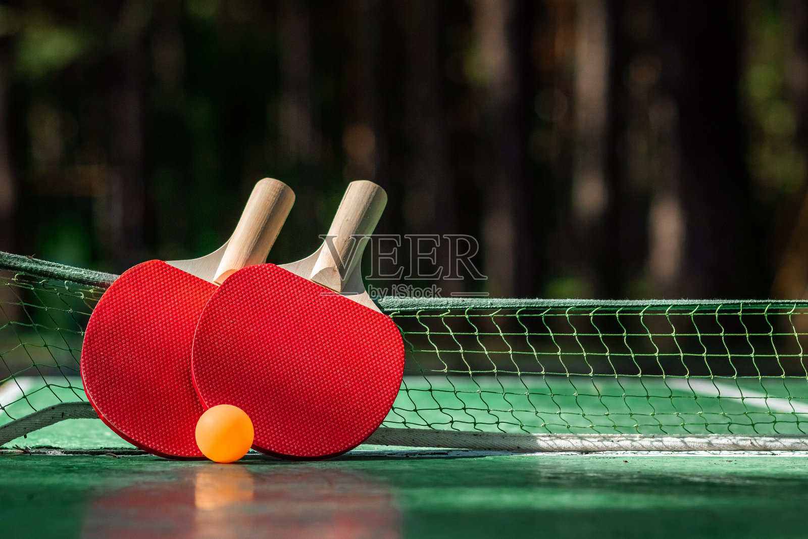 运动游戏的理念，健康的生活方式。乒乓球和橙色球用的球拍。复制空间，软焦点。照片摄影图片