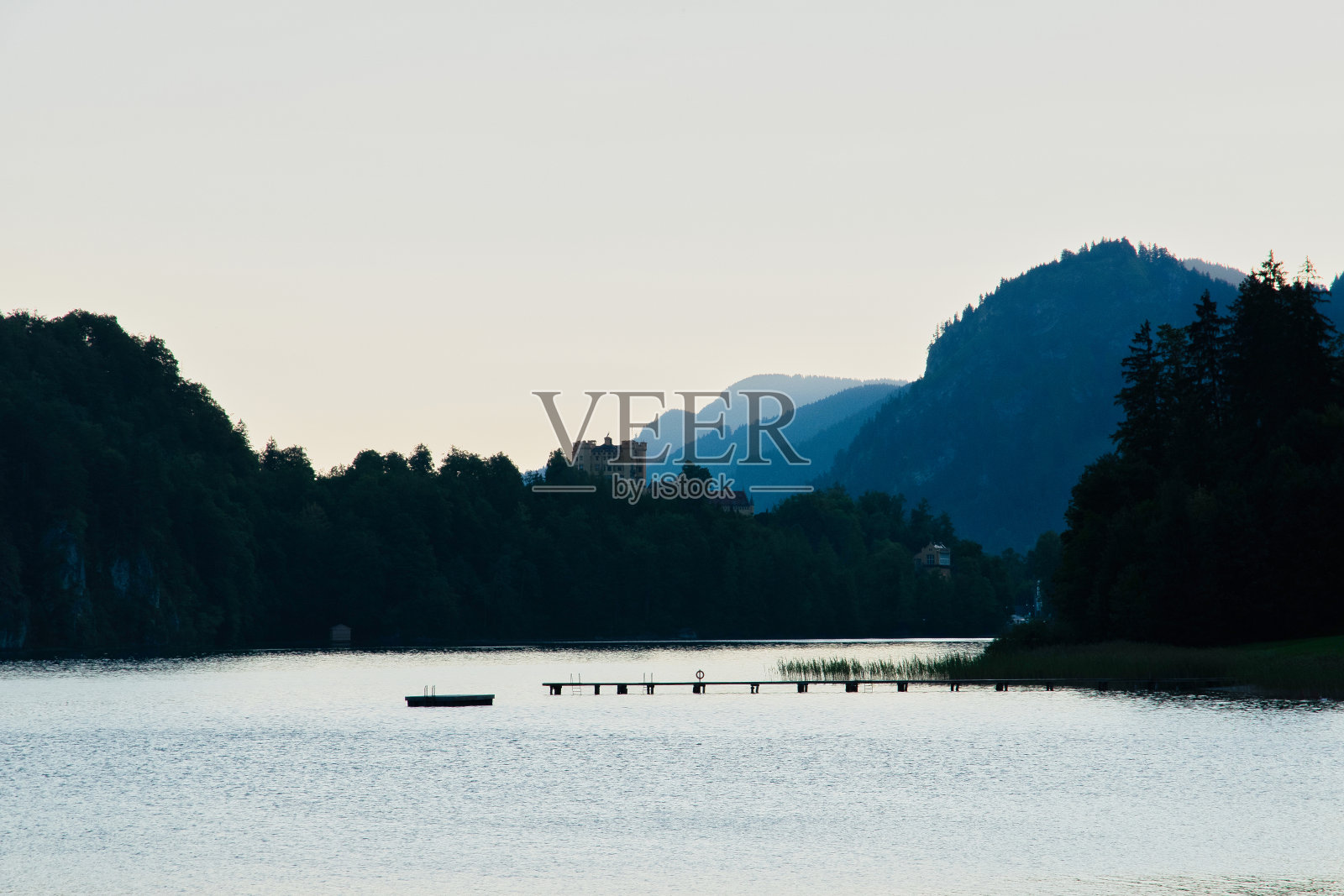 美丽的日出在巴伐利亚阿尔卑斯与新天鹅堡德国从阿尔卑斯照片摄影图片