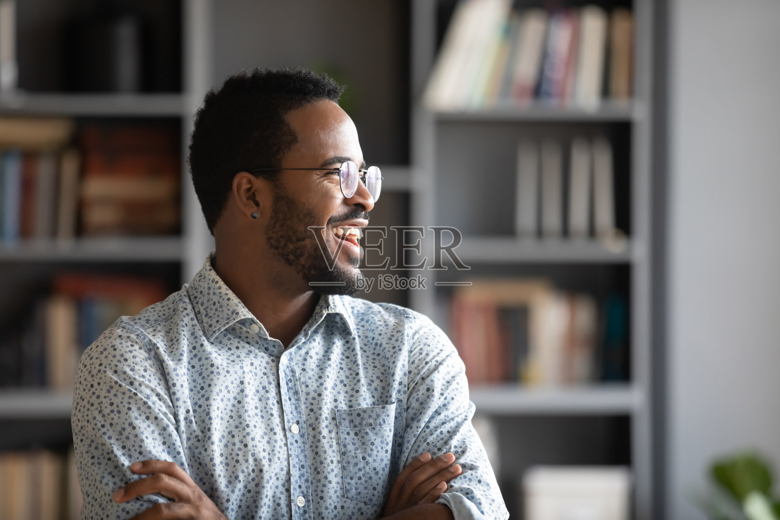 快乐的非洲工人遥望远方，思考职业发展照片摄影图片