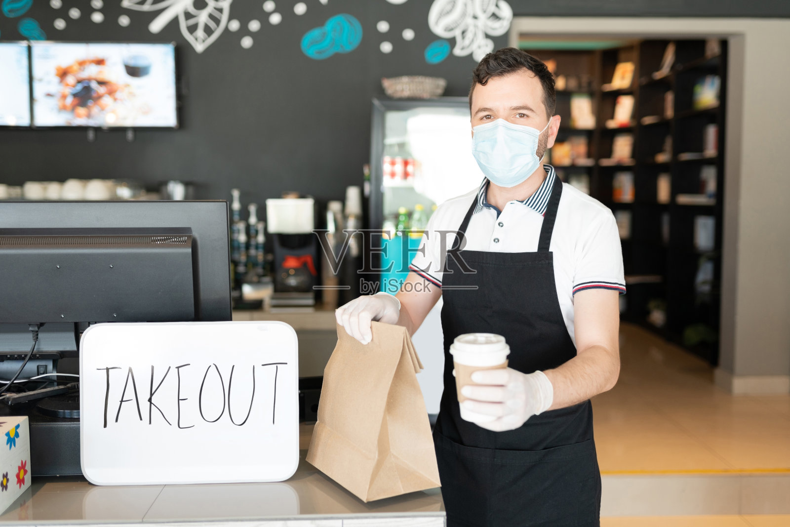 咖啡馆外卖柜台的职员带着包裹照片摄影图片