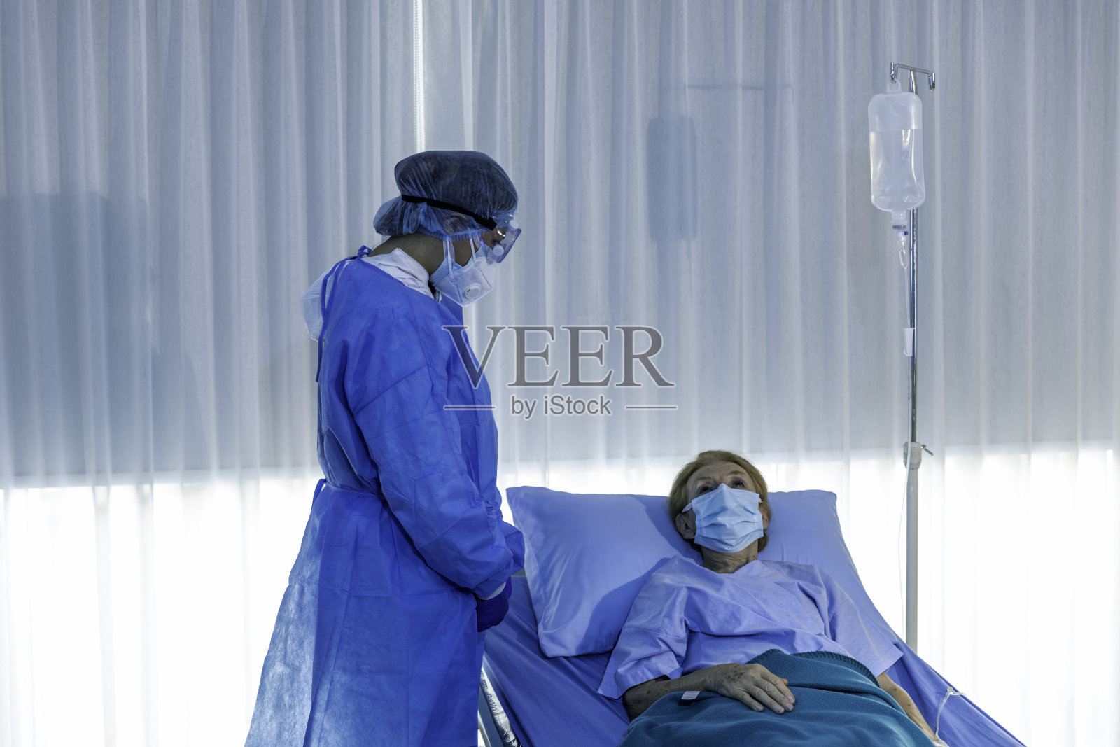 医务人员或护士与COVID-19感染者一起工作，监测长期治疗后的进展情况照片摄影图片