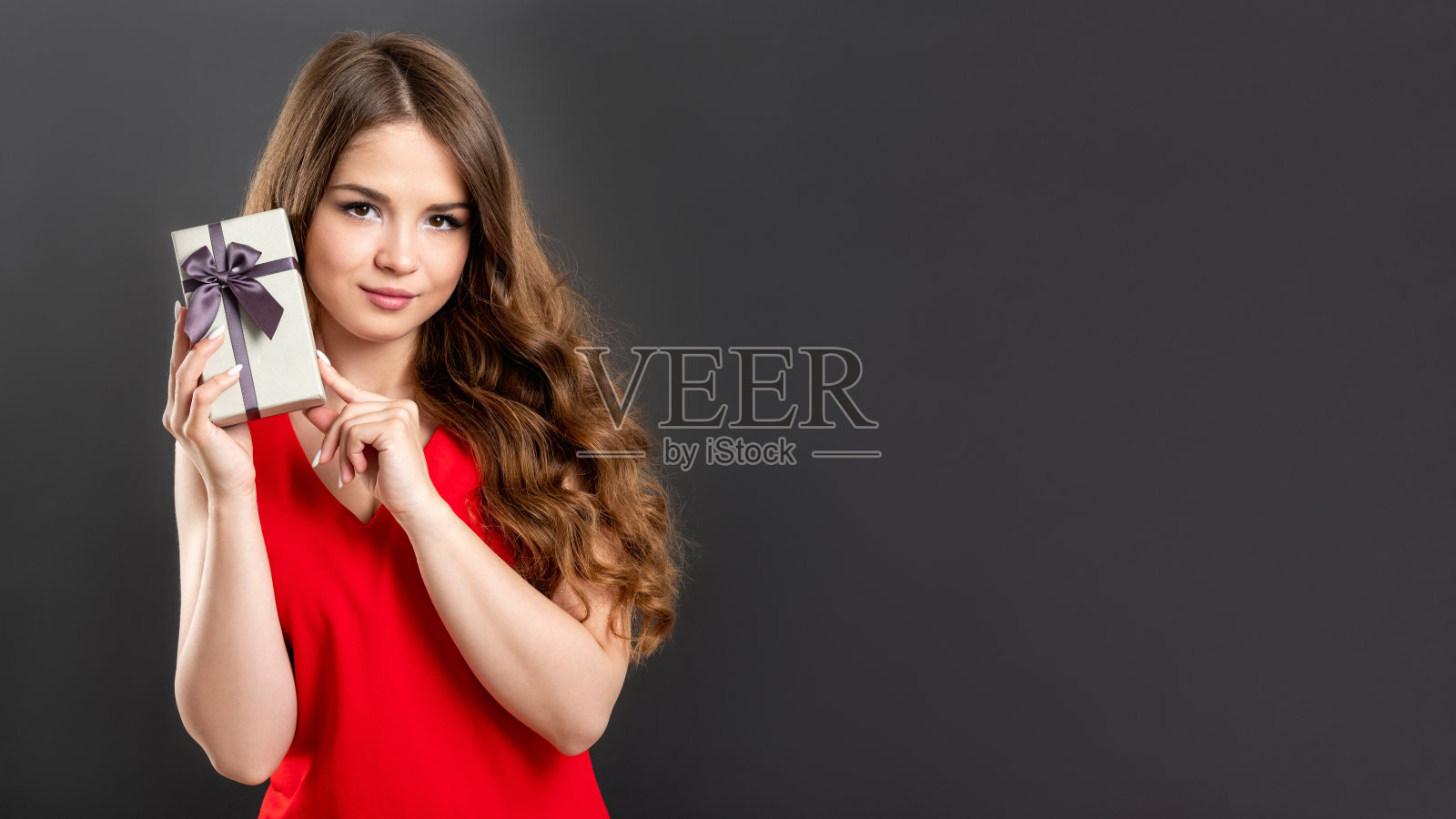 节日惊喜自信的女人展示礼盒照片摄影图片