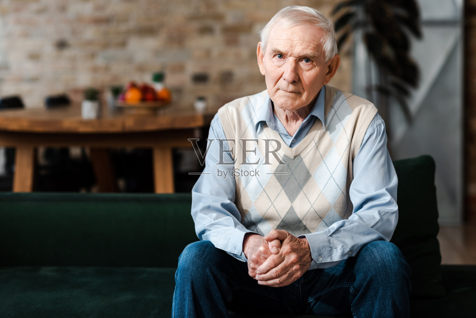 悲伤孤独的老人坐在沙发上自我隔离照片摄影图片